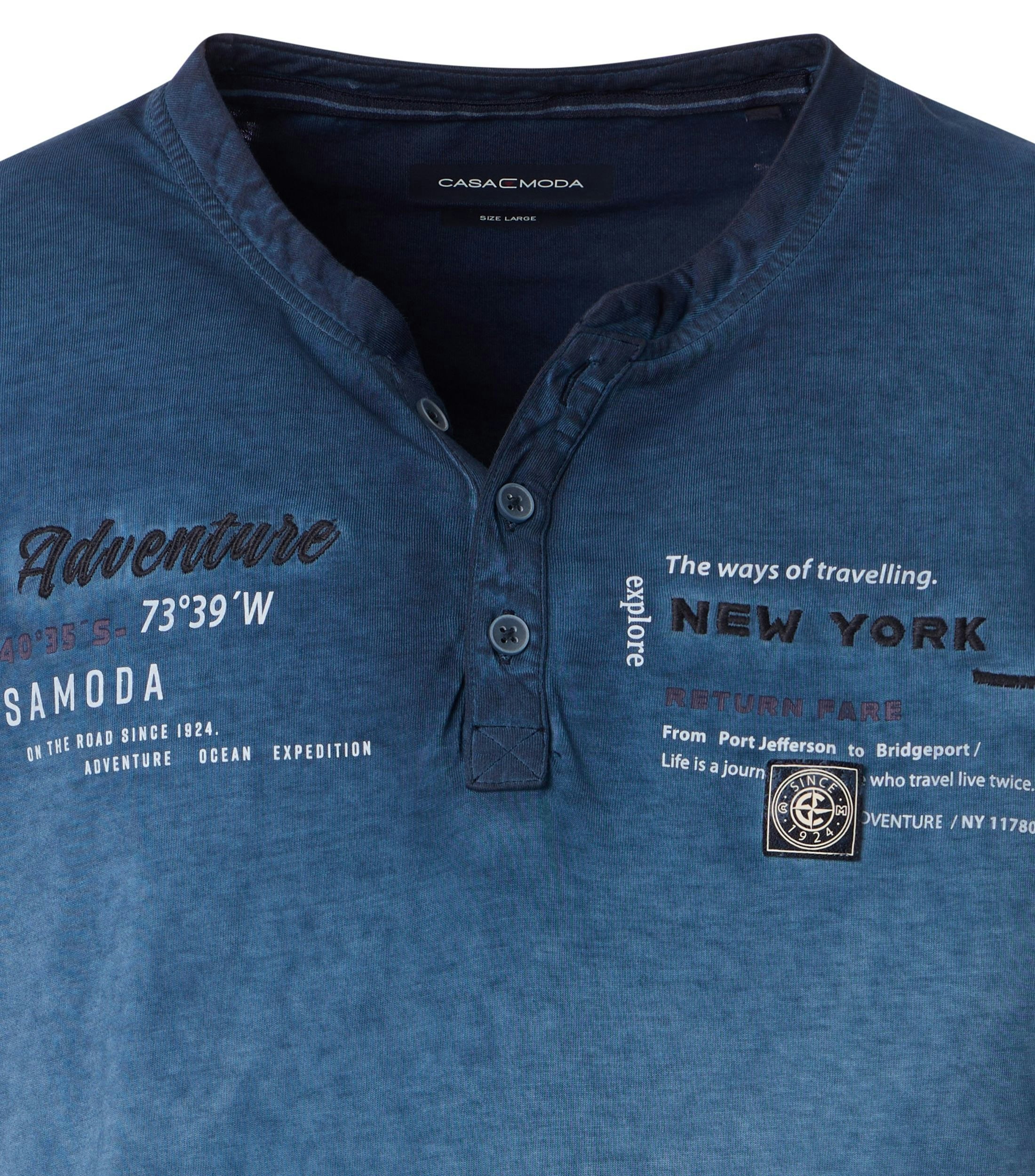 Ein T-Shirt im uni Muster in der Farbe Blau