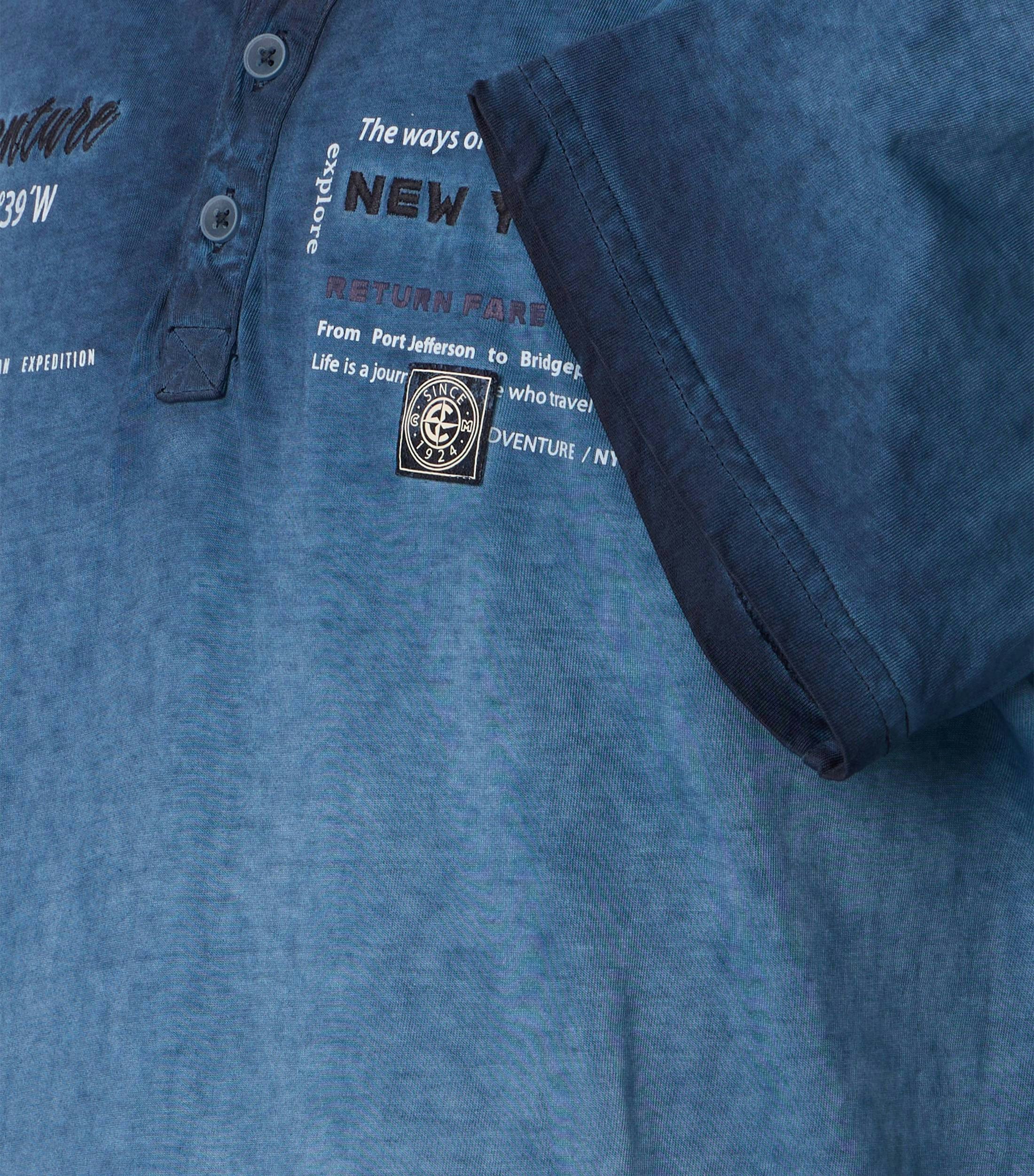 Ein T-Shirt im uni Muster in der Farbe Blau