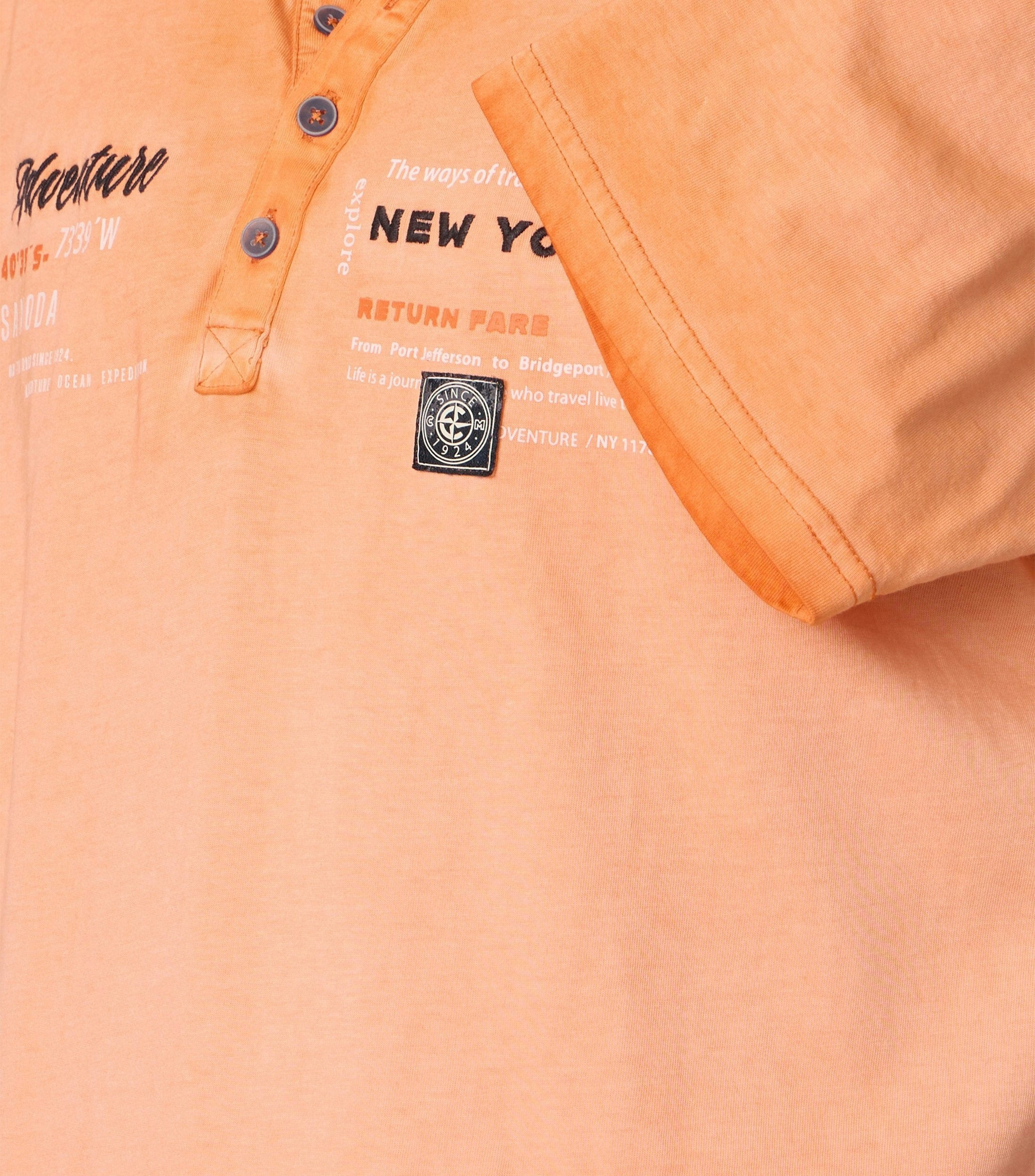 Ein T-Shirt im uni Muster in der Farbe Orange