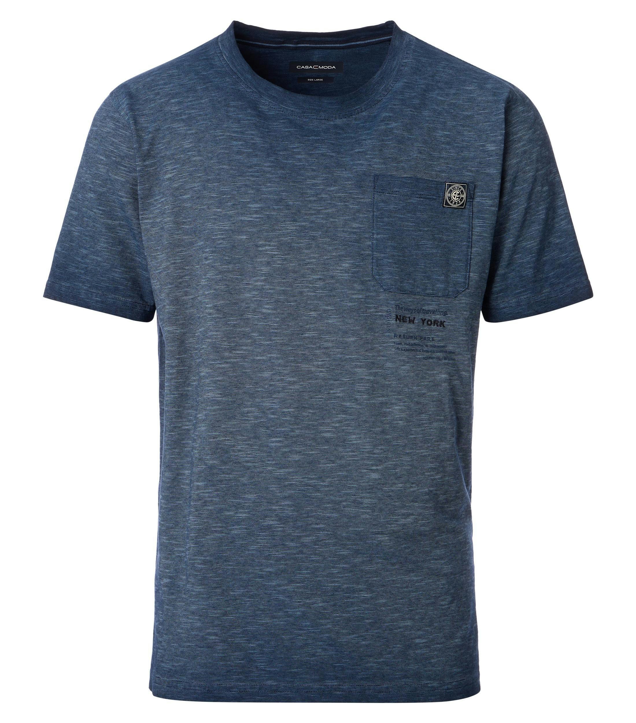 Das Model trägt ein TShirt im uni Muster in der Farbe Blau