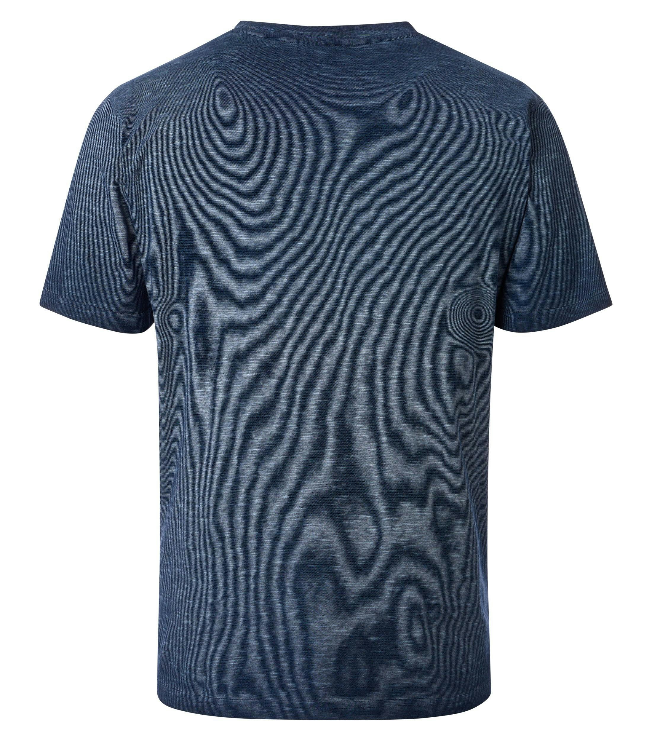 Das Model trägt ein TShirt im uni Muster in der Farbe Blau