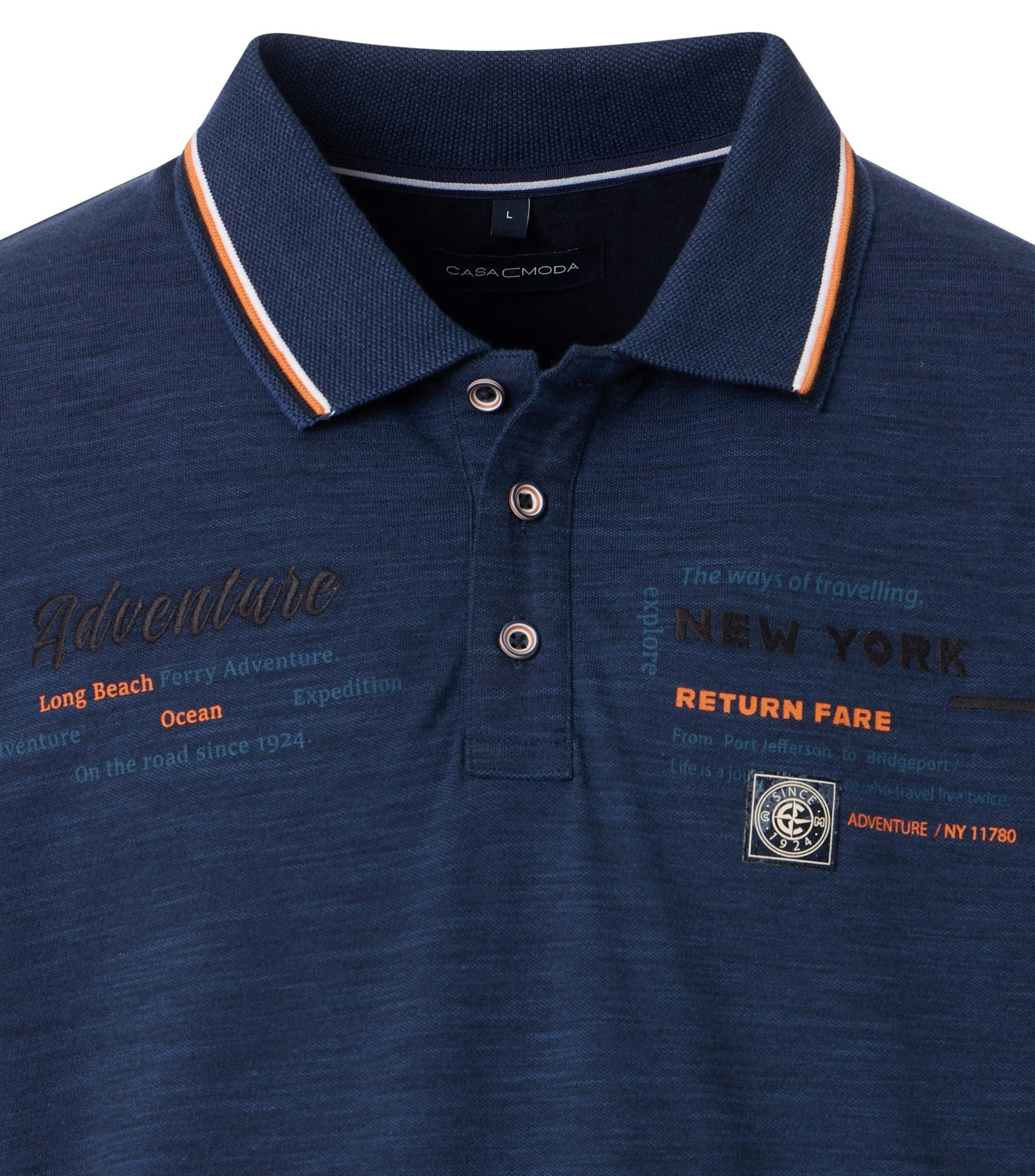 Das Model trägt ein PoloShirt im uni Muster in der Farbe Blau