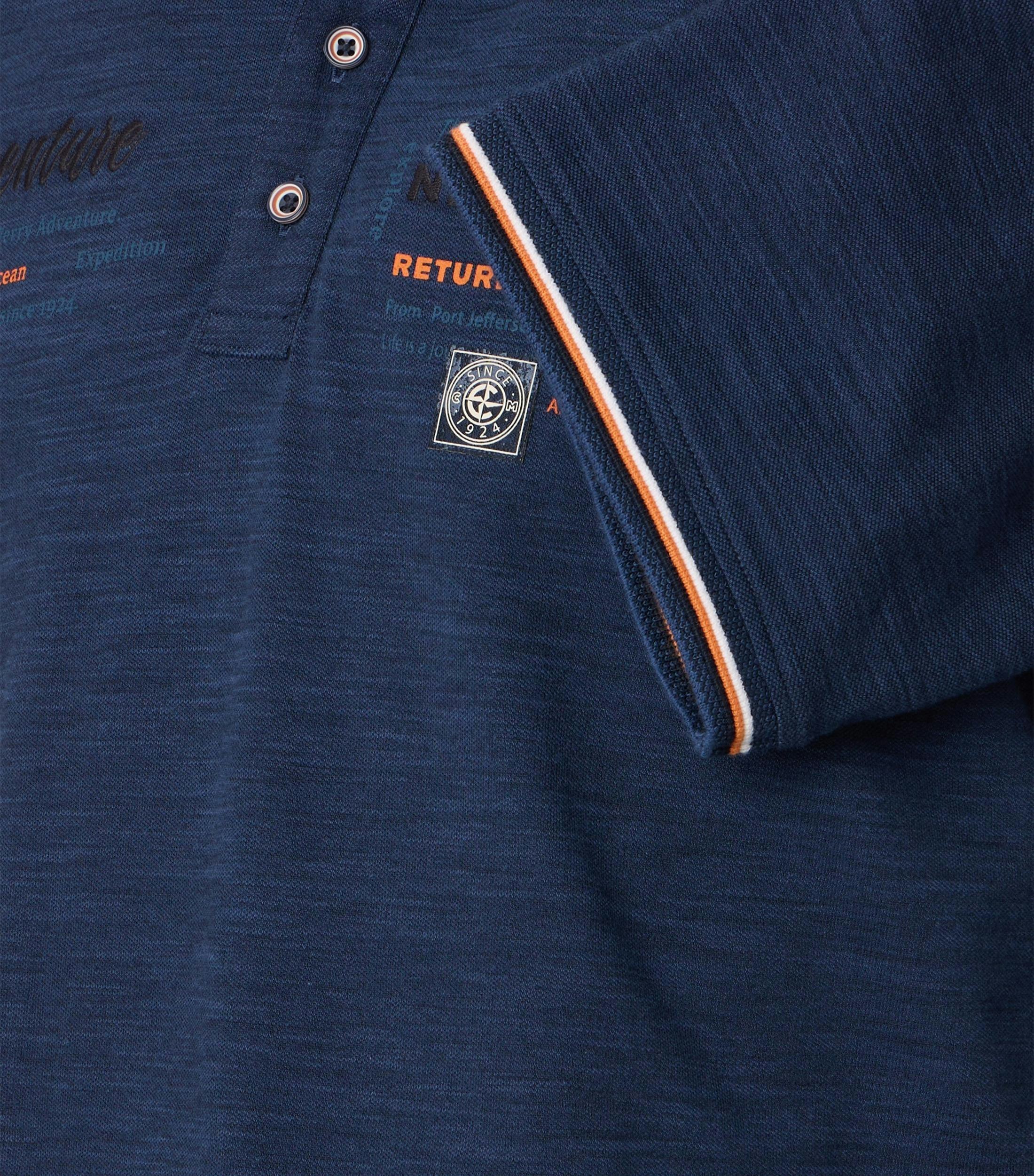 Das Model trägt ein PoloShirt im uni Muster in der Farbe Blau