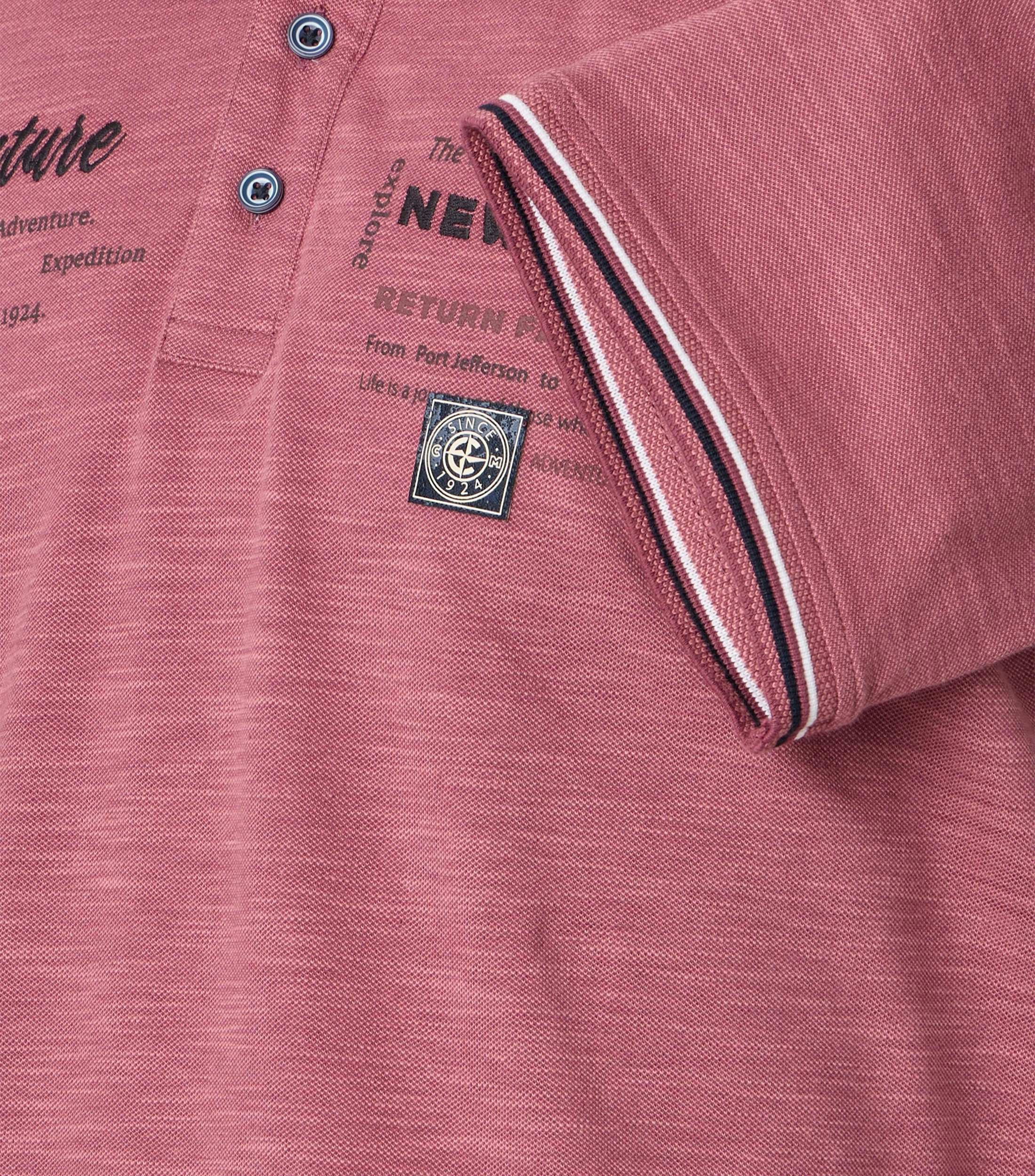 Das Model trägt ein PoloShirt im uni Muster in der Farbe Rot