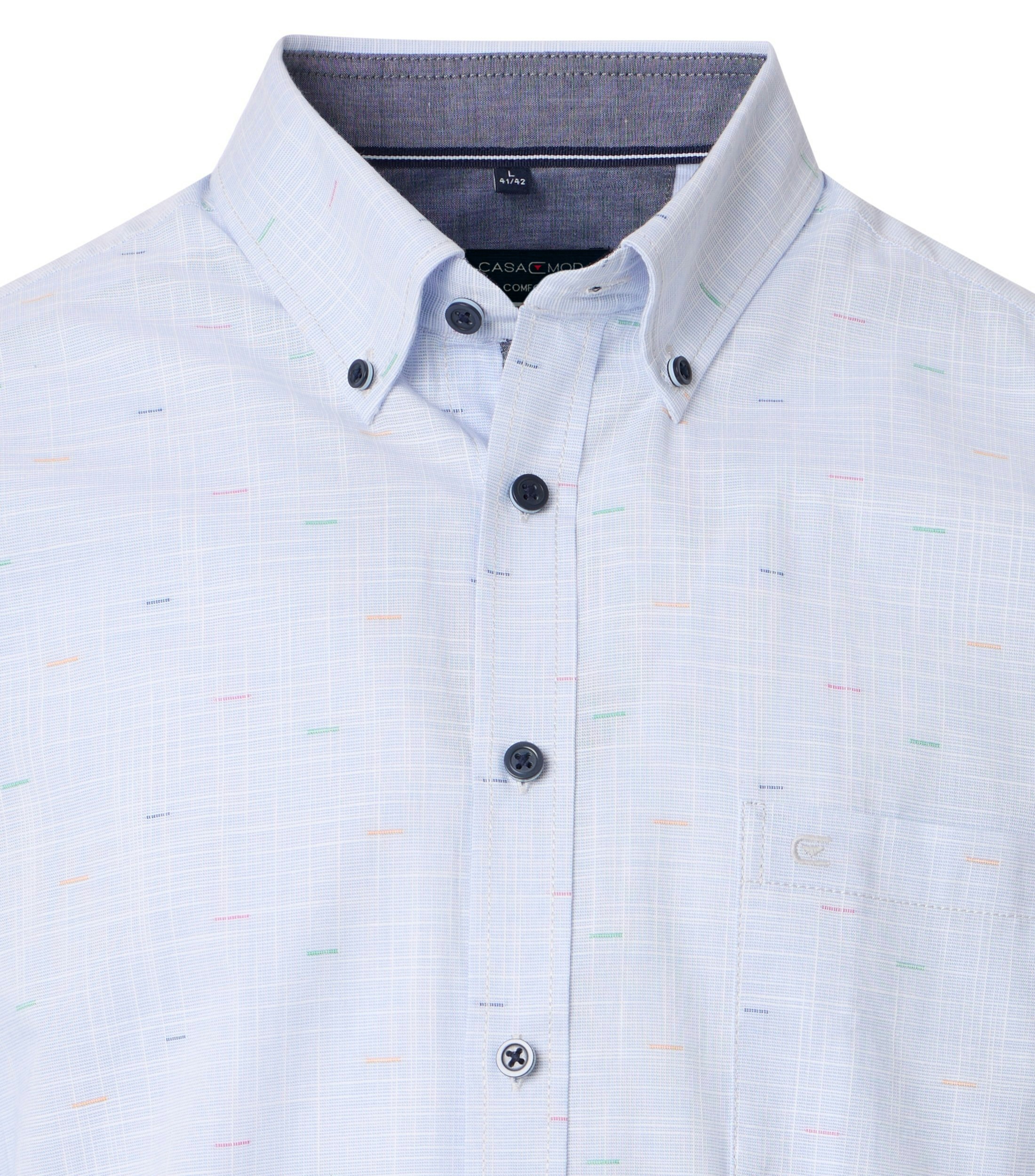 Ein Freizeithemd im uni Muster in der Farbe Hellblau