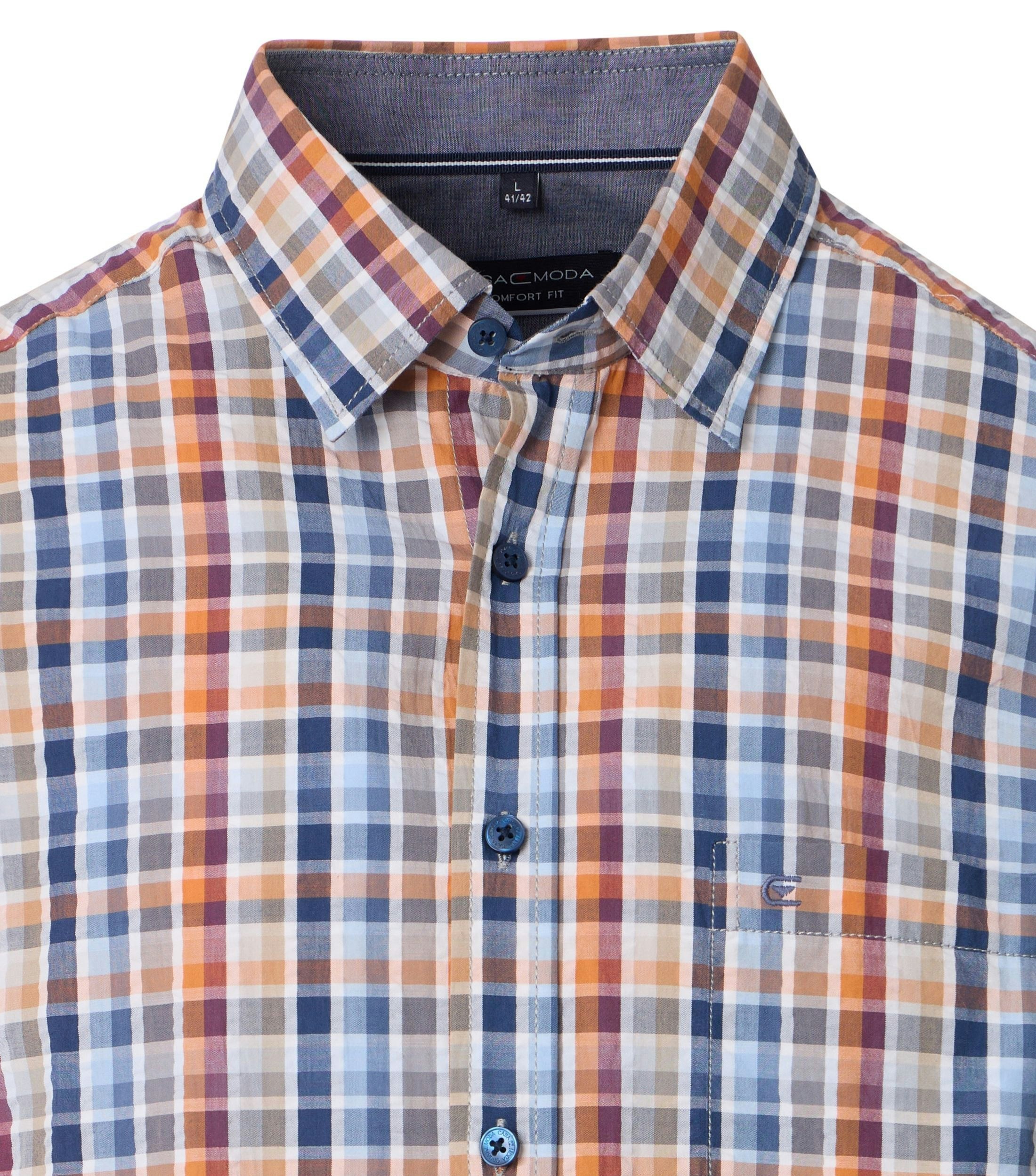 Ein Freizeithemd im kariert Muster in der Farbe Hellblau