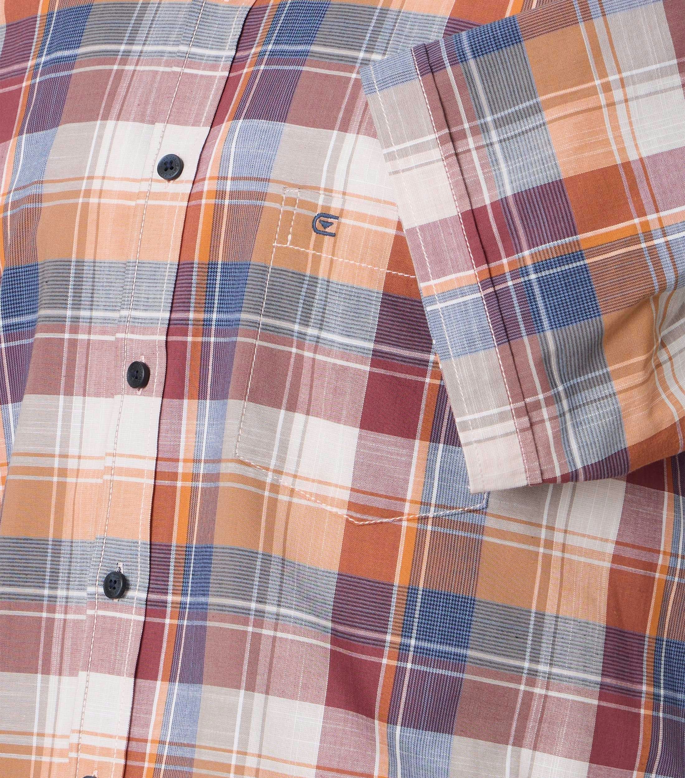 Ein Freizeithemd im kariert Muster in der Farbe Hellbraun