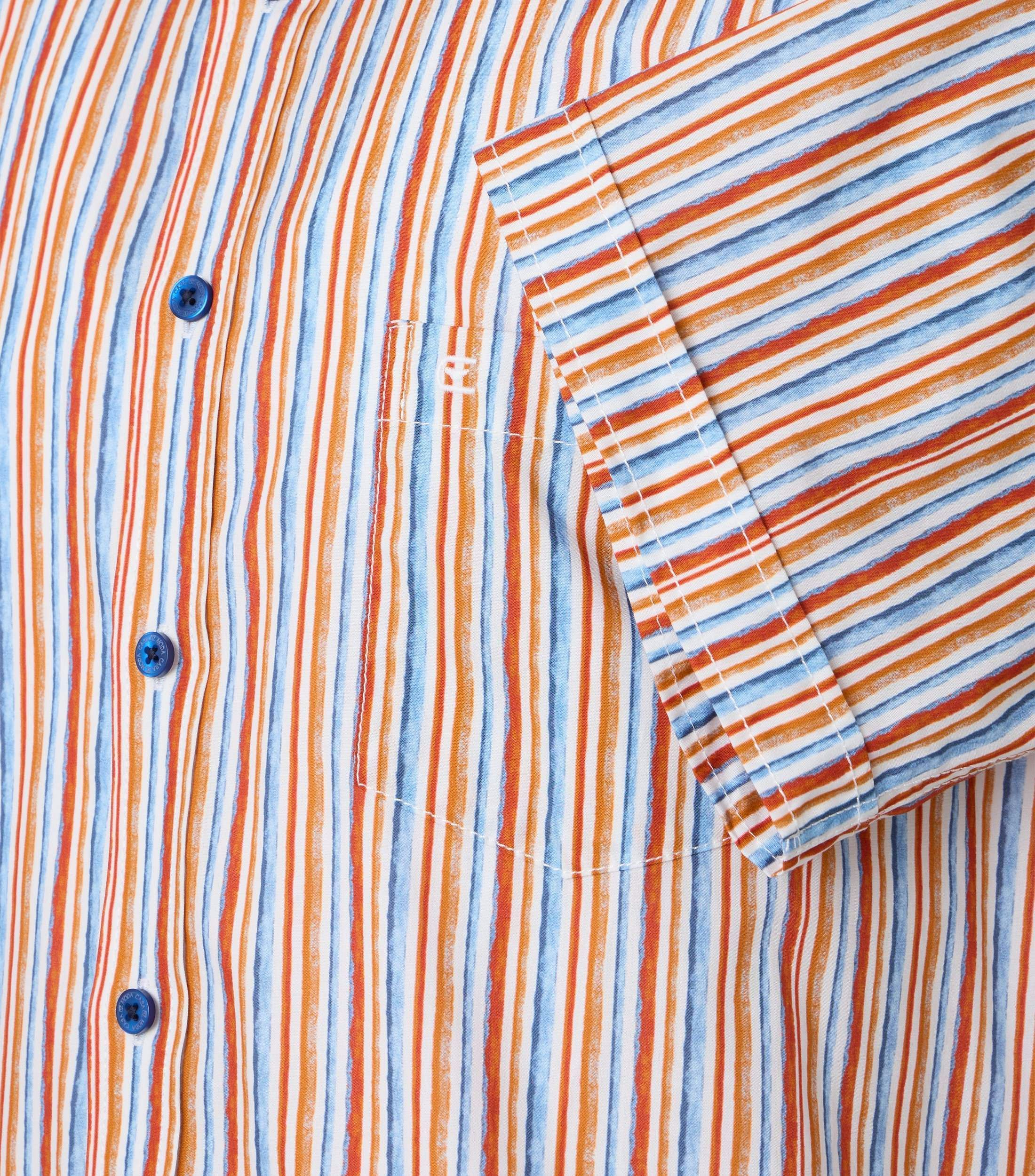Ein Freizeithemd im Print Muster in der Farbe Orange