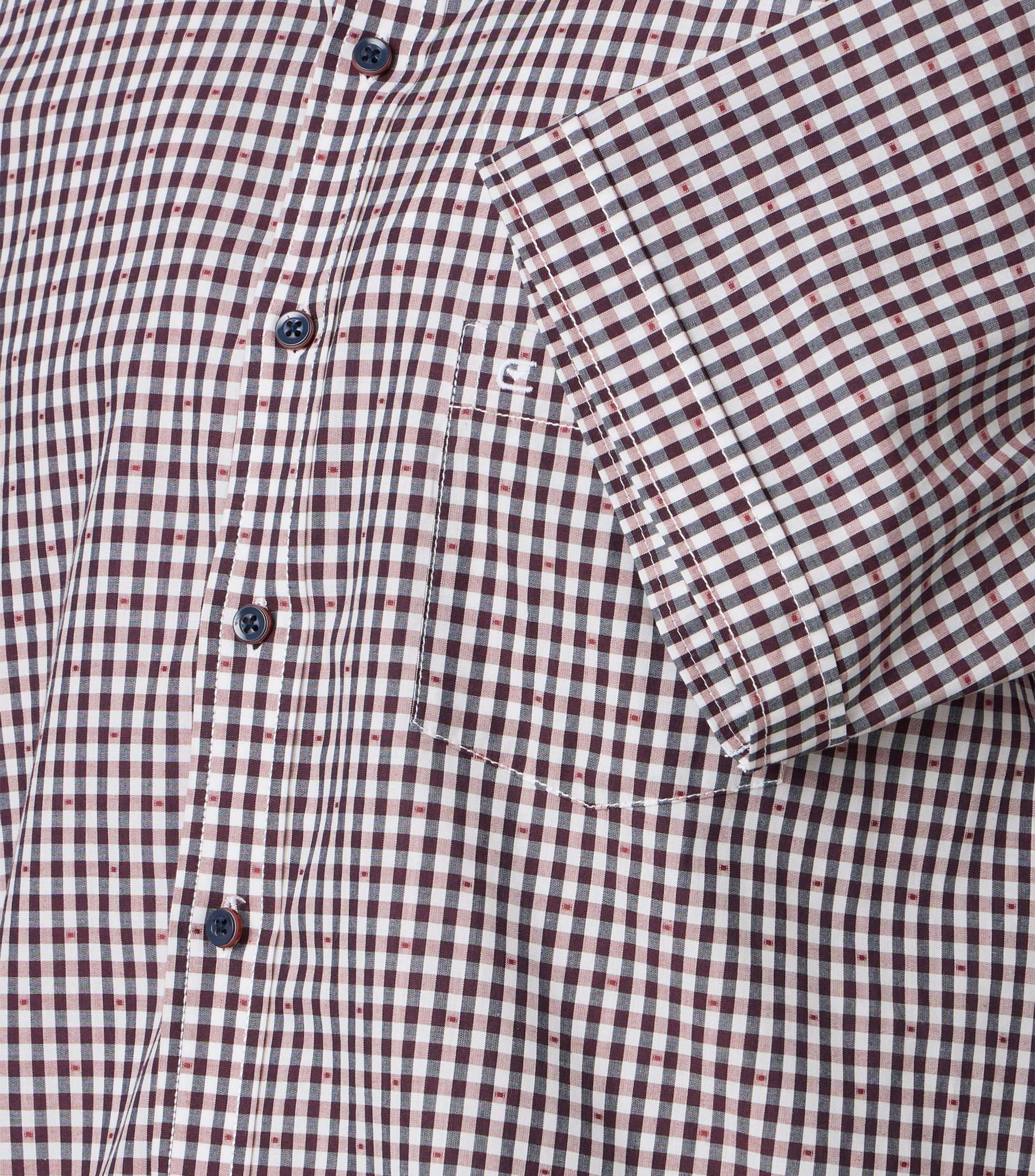 Ein Freizeithemd im kariert Muster in der Farbe Dunkelrot