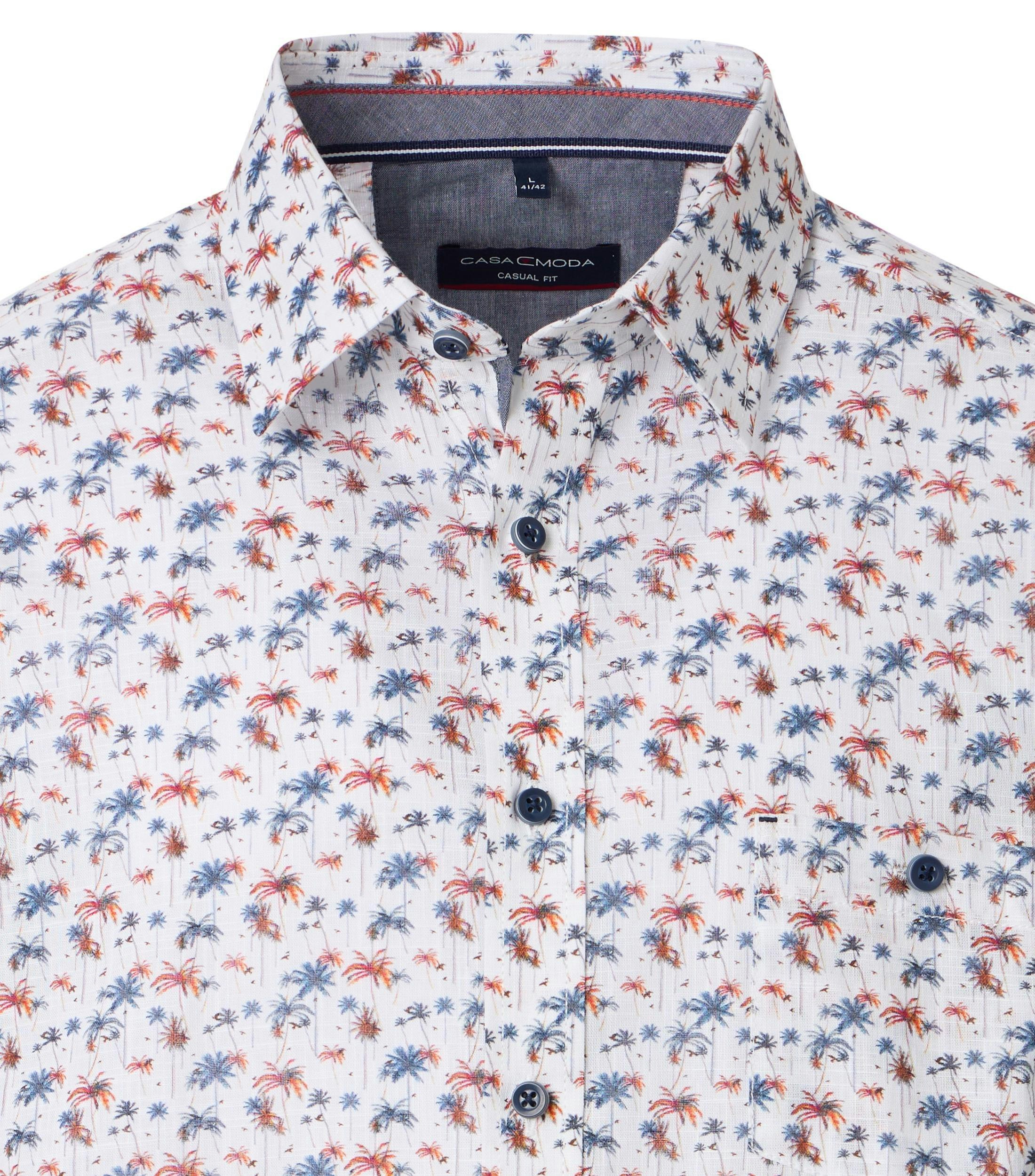 Das Model trägt ein Freizeithemd im Print Muster in der Farbe Hellblau