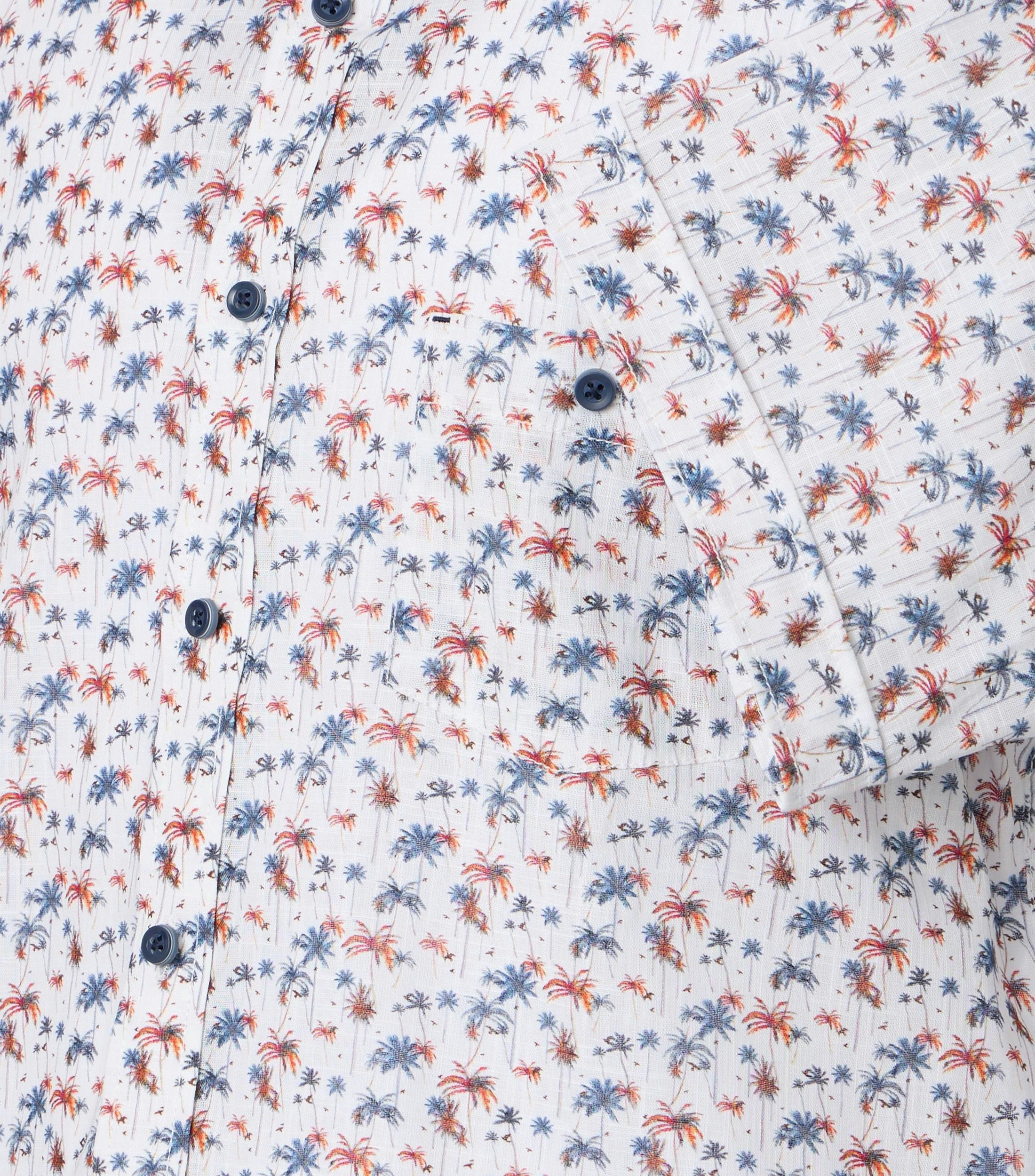 Das Model trägt ein Freizeithemd im Print Muster in der Farbe Hellblau