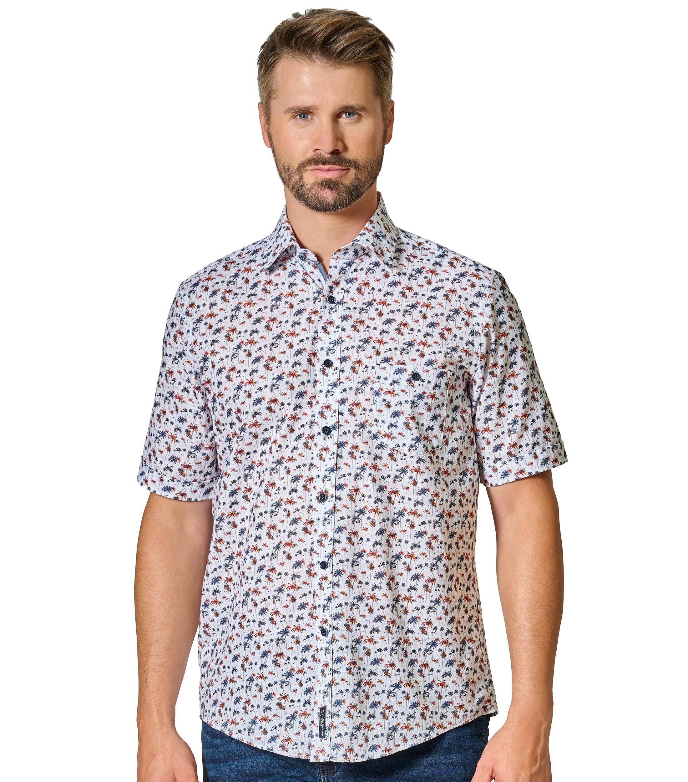 Das Model trägt ein Freizeithemd im Print Muster in der Farbe Hellblau