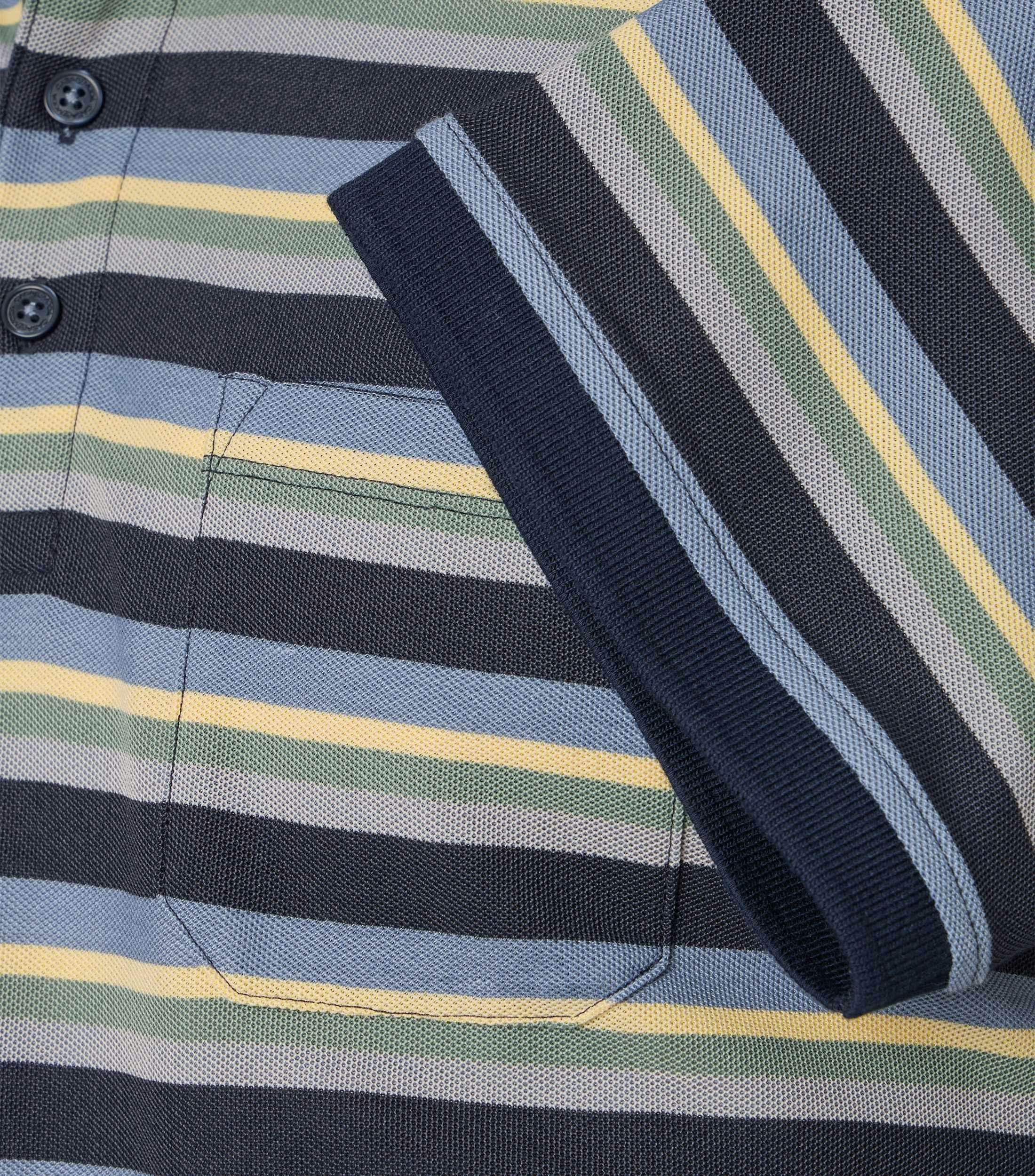Ein Polo-Shirt im gestreift Muster in der Farbe Blau