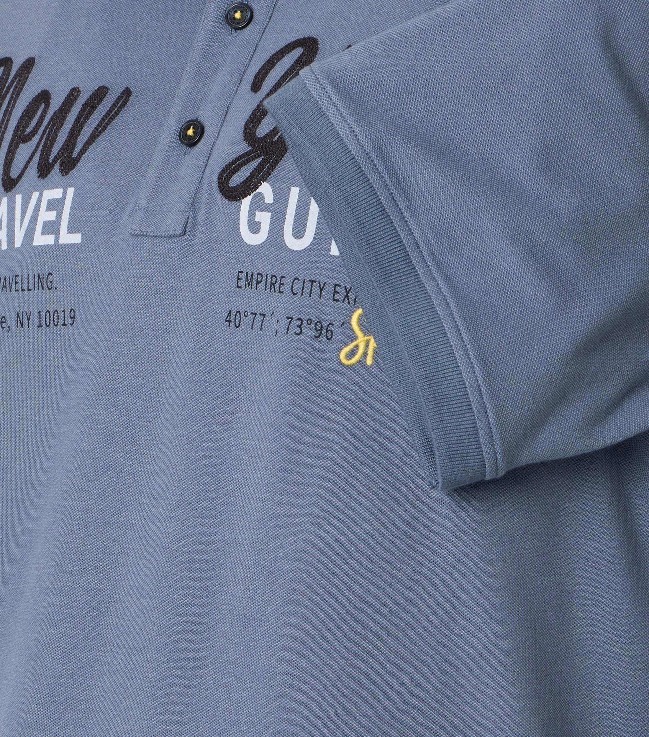 Ein Polo-Shirt im uni Muster in der Farbe Blau