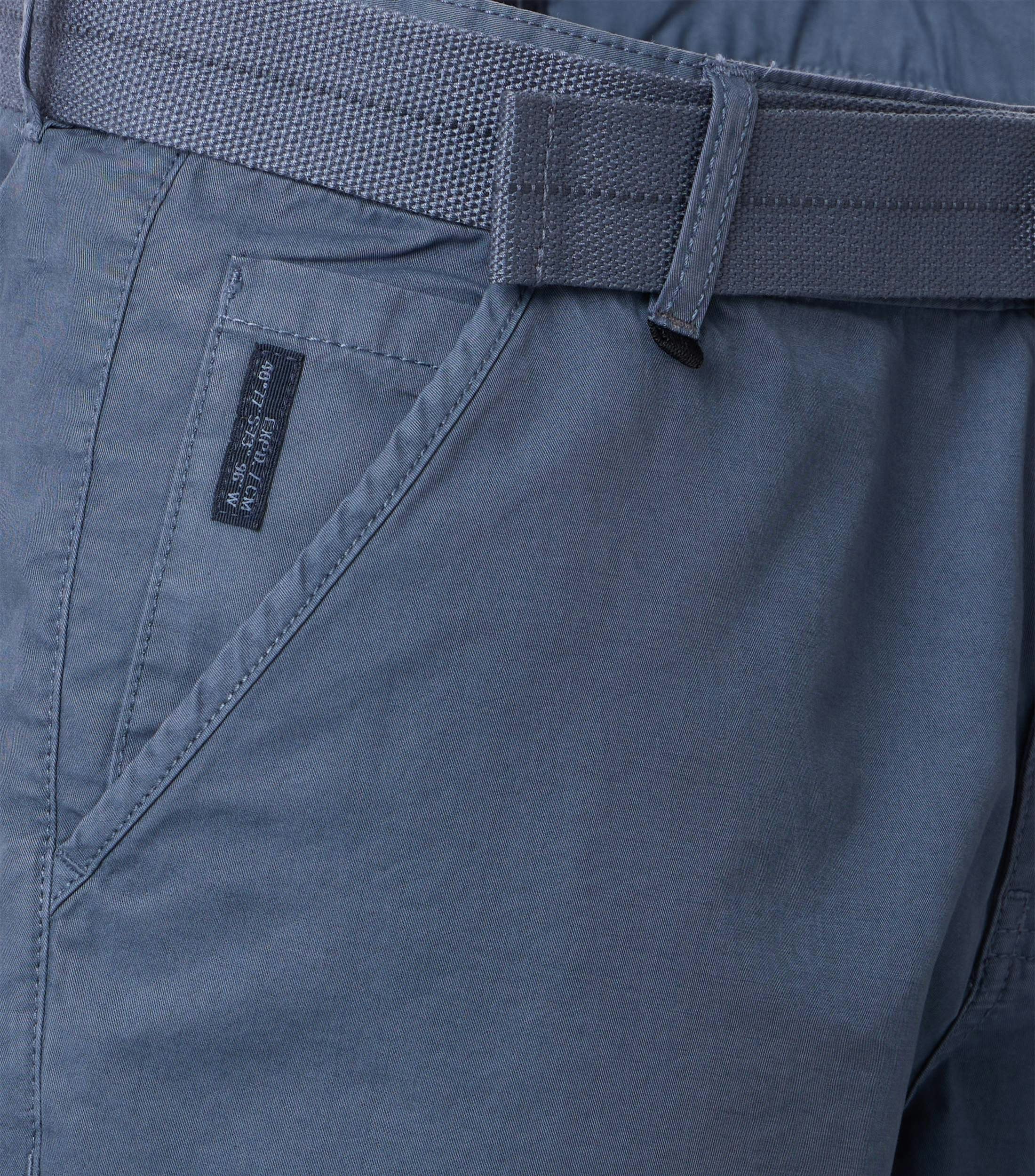 Eine Shorts im uni Muster in der Farbe Mittelblau