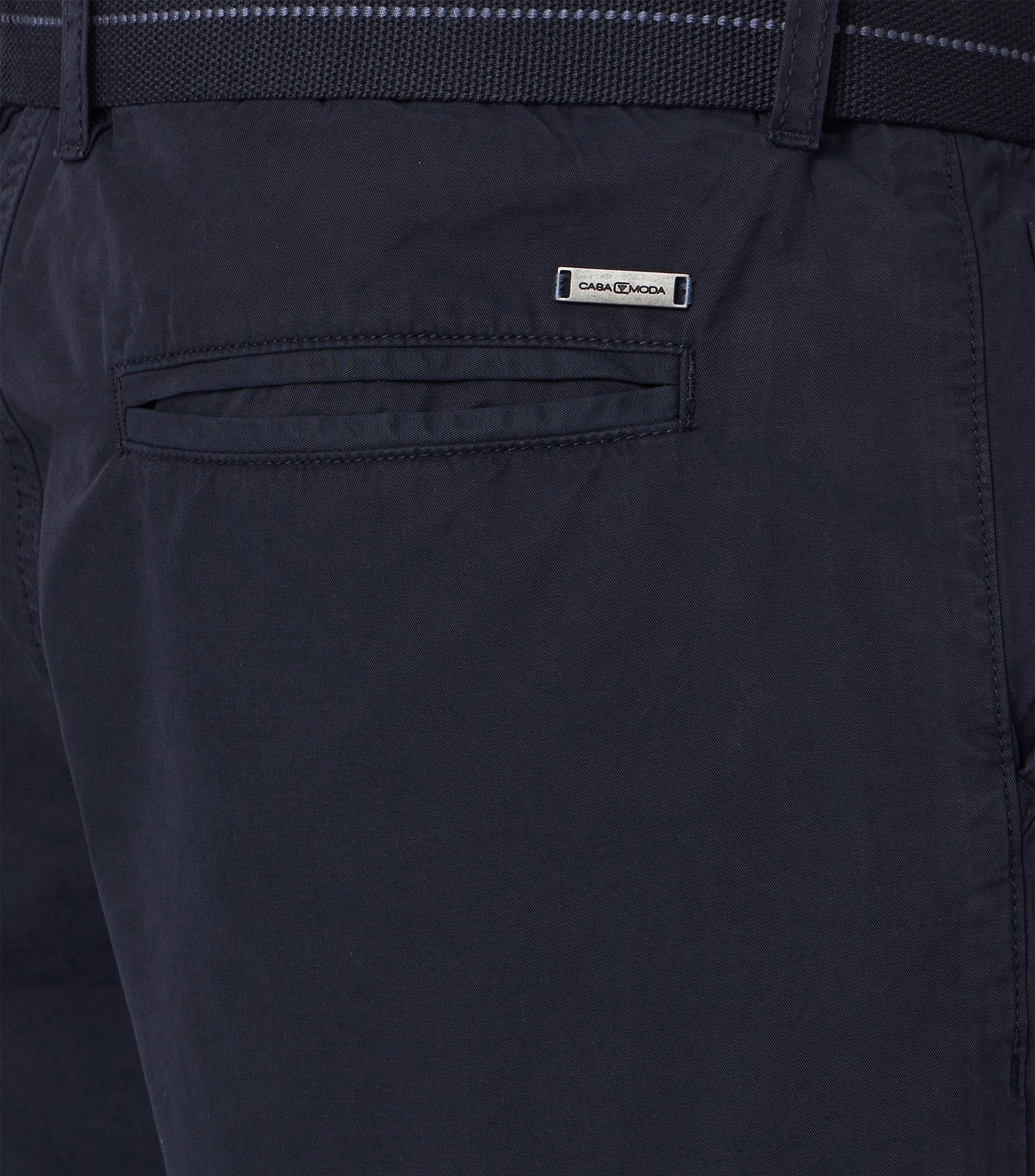 Eine Shorts im uni Muster in der Farbe Dunkelblau