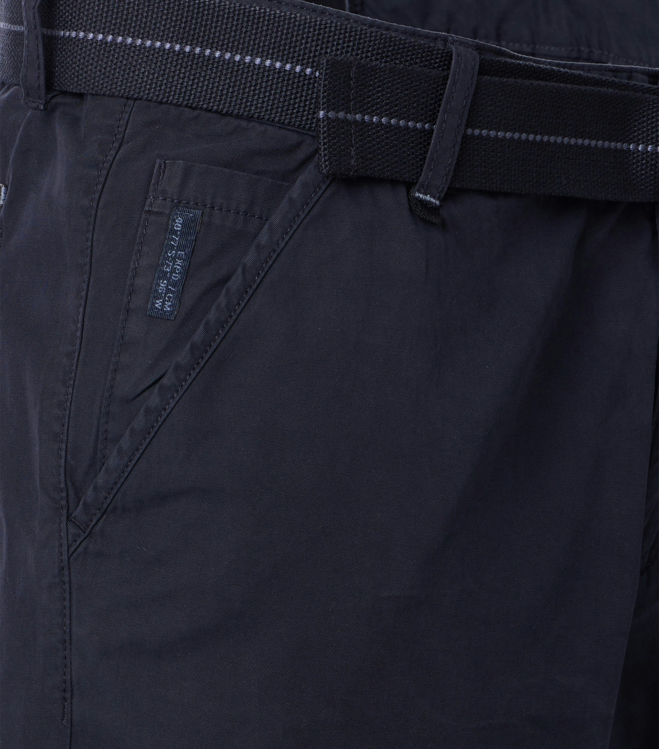 Ein Shorts im uni Muster in der Farbe Dunkelblau