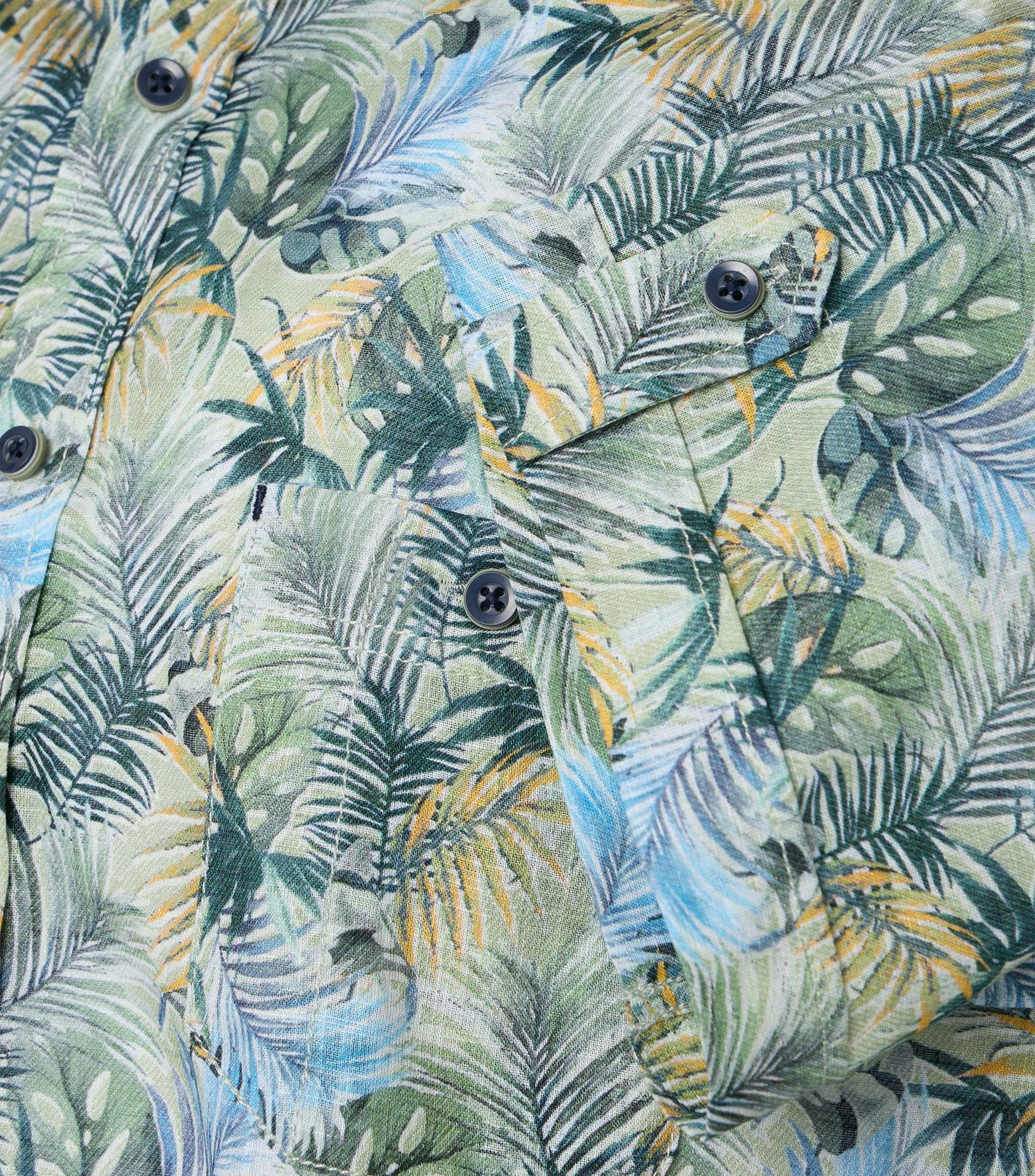 Ein Freizeithemd im Print Muster in der Farbe Grün