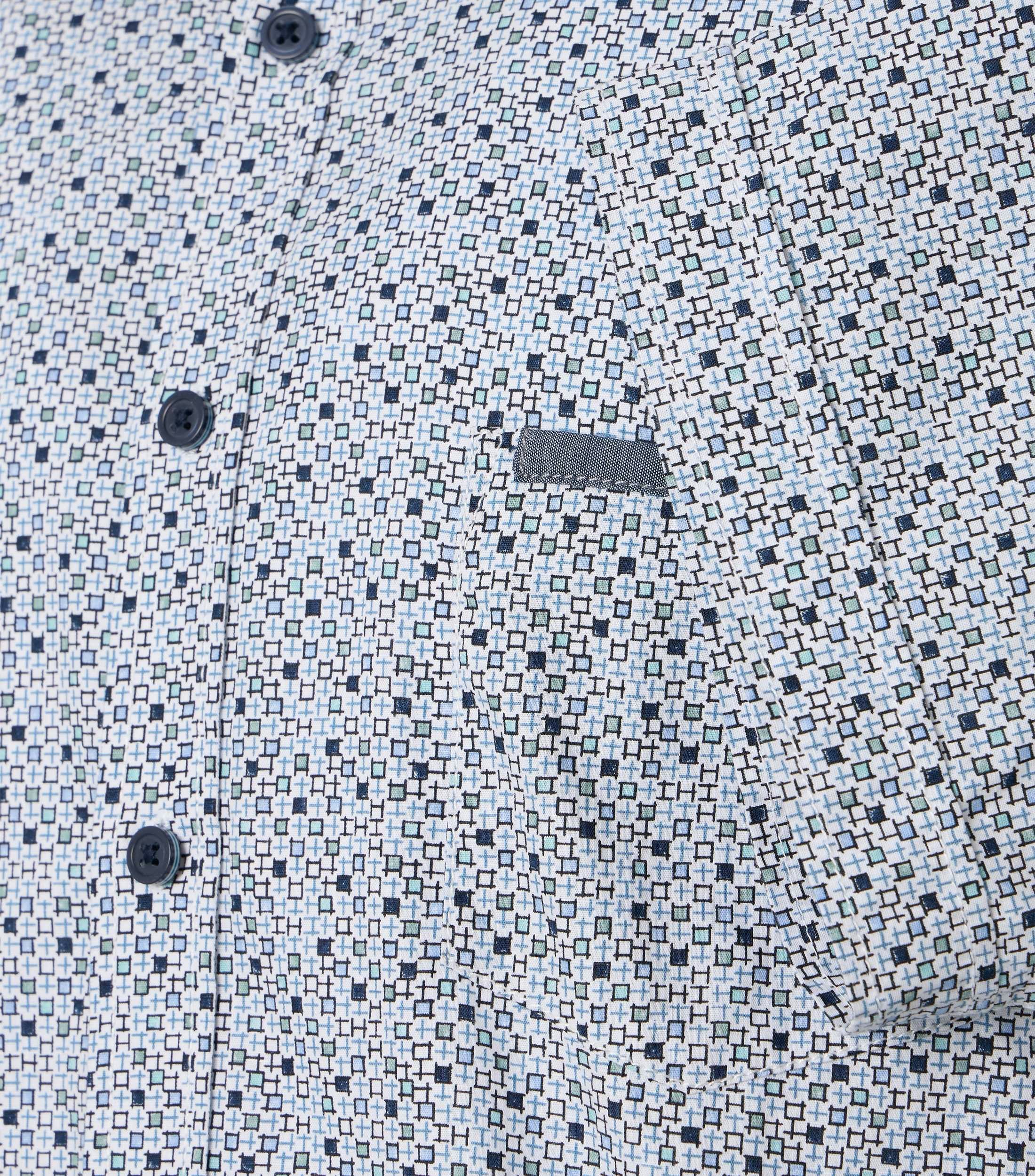 Ein Freizeithemd im Print Muster in der Farbe Blau