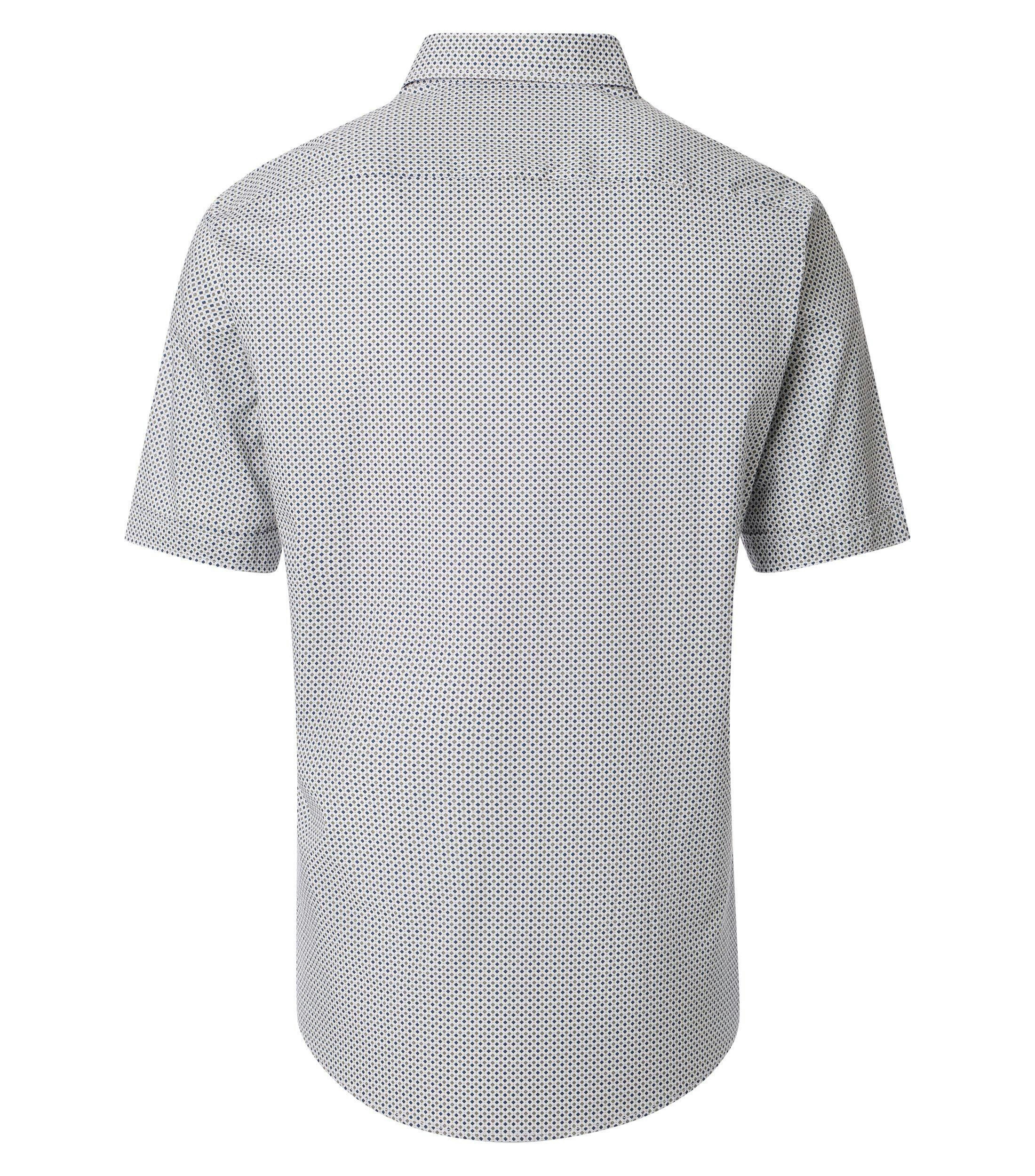 Ein Freizeithemd im Print Muster in der Farbe Hellblau