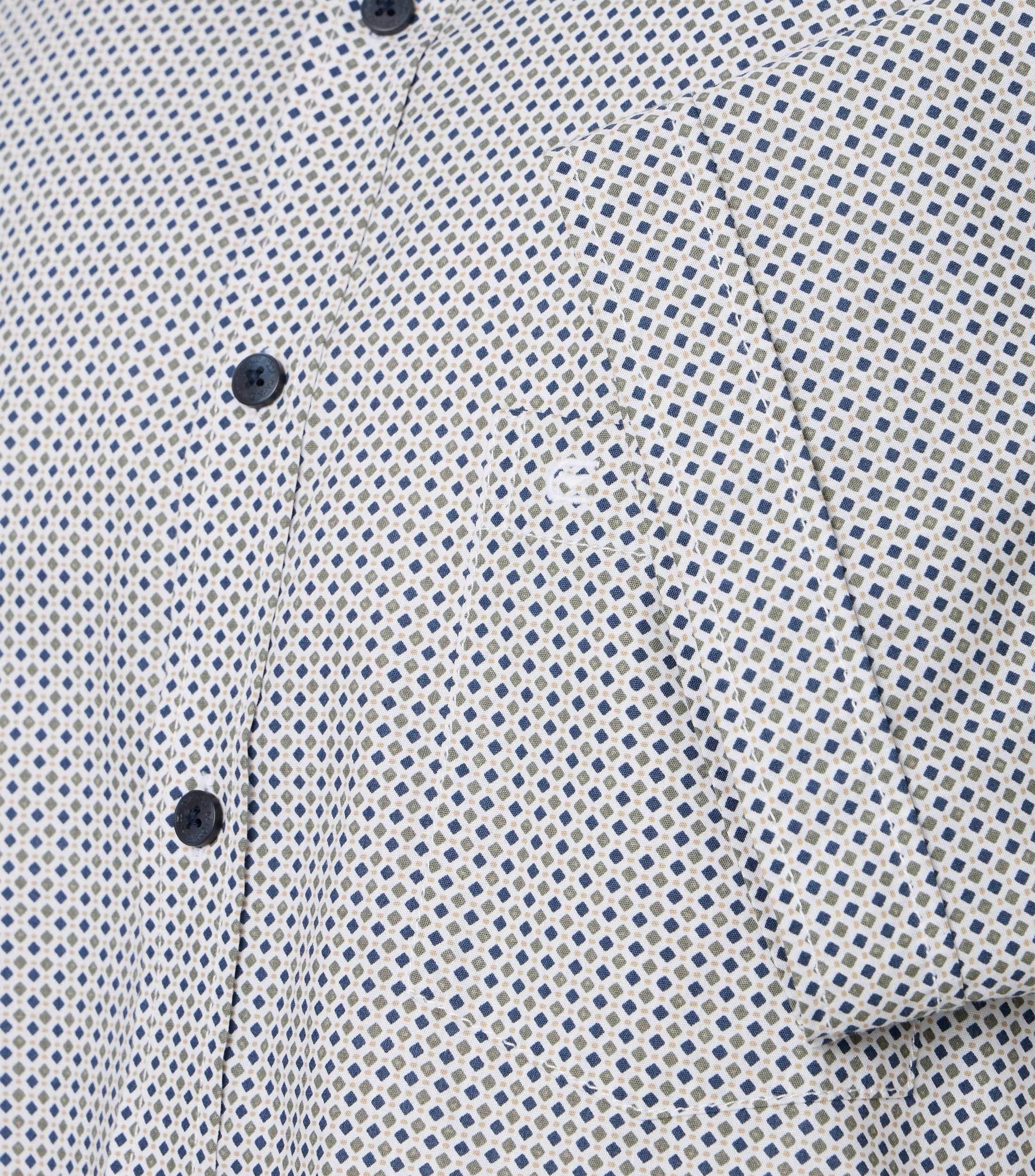 Ein Freizeithemd im Print Muster in der Farbe Hellblau