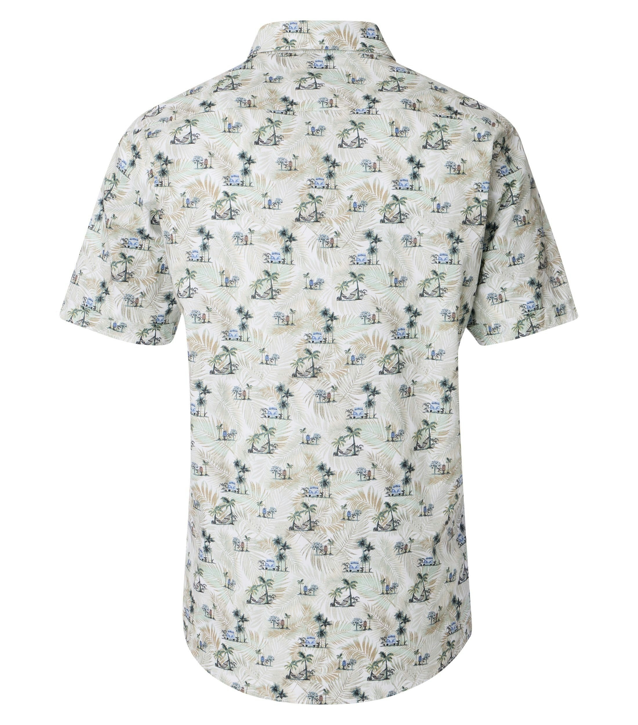 Das Model trägt ein Freizeithemd im Print Muster in der Farbe Beige
