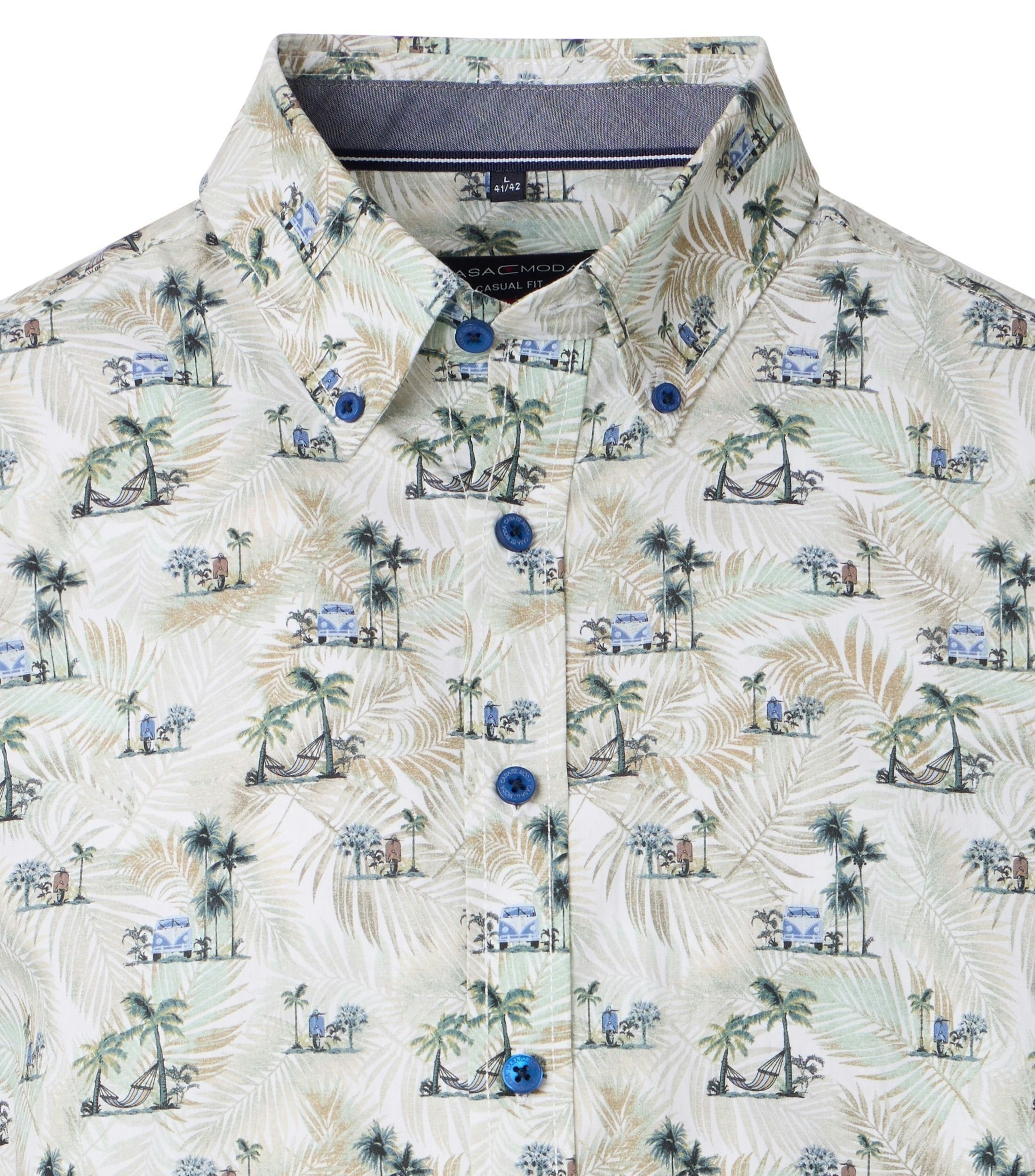 Das Model trägt ein Freizeithemd im Print Muster in der Farbe Beige