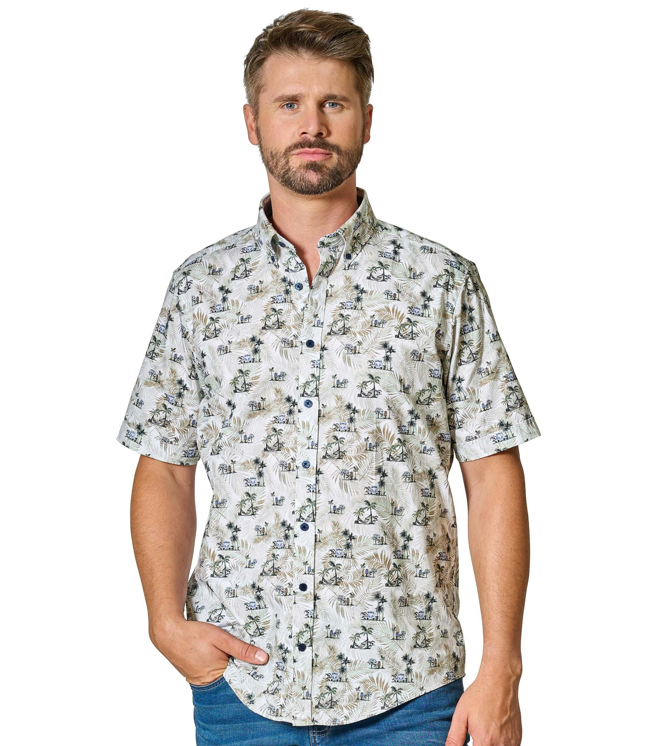 Das Model trägt ein Freizeithemd im Print Muster in der Farbe Beige