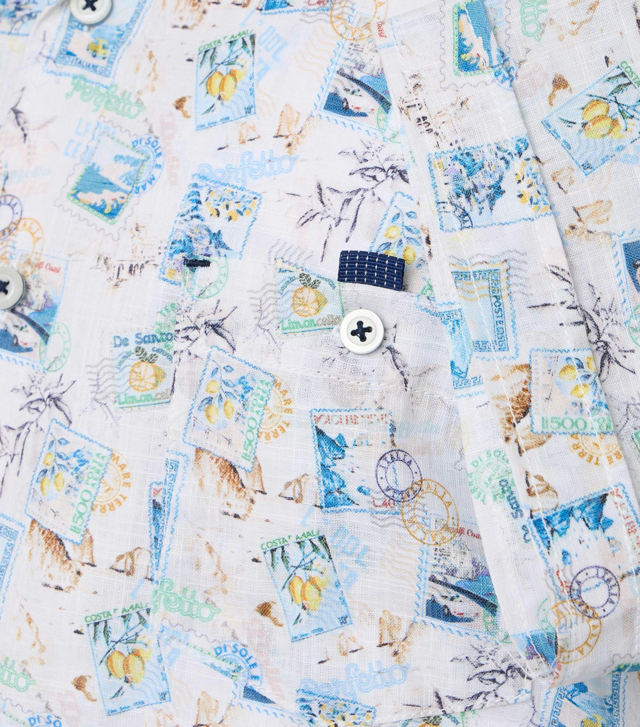 Ein Freizeithemd im Print Muster in der Farbe Hellblau