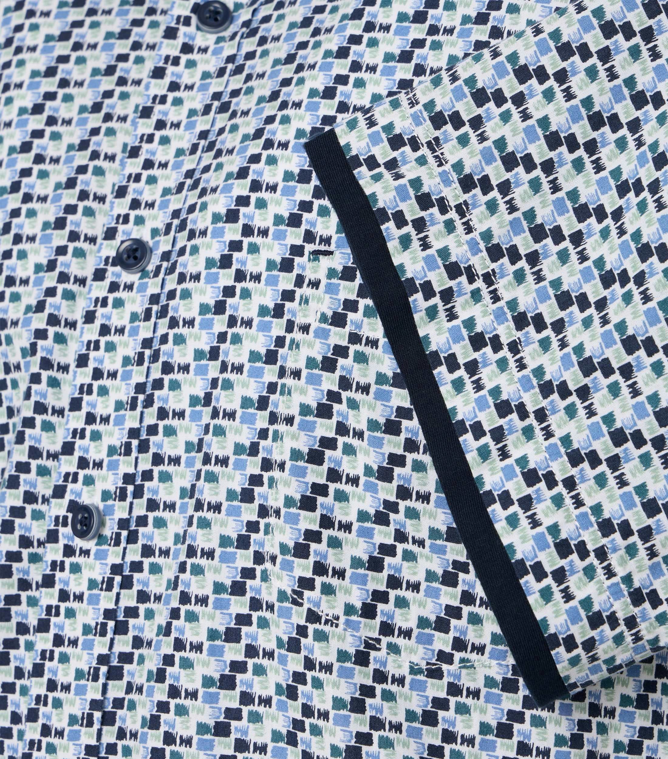 Ein Freizeithemd im Print Muster in der Farbe Blau