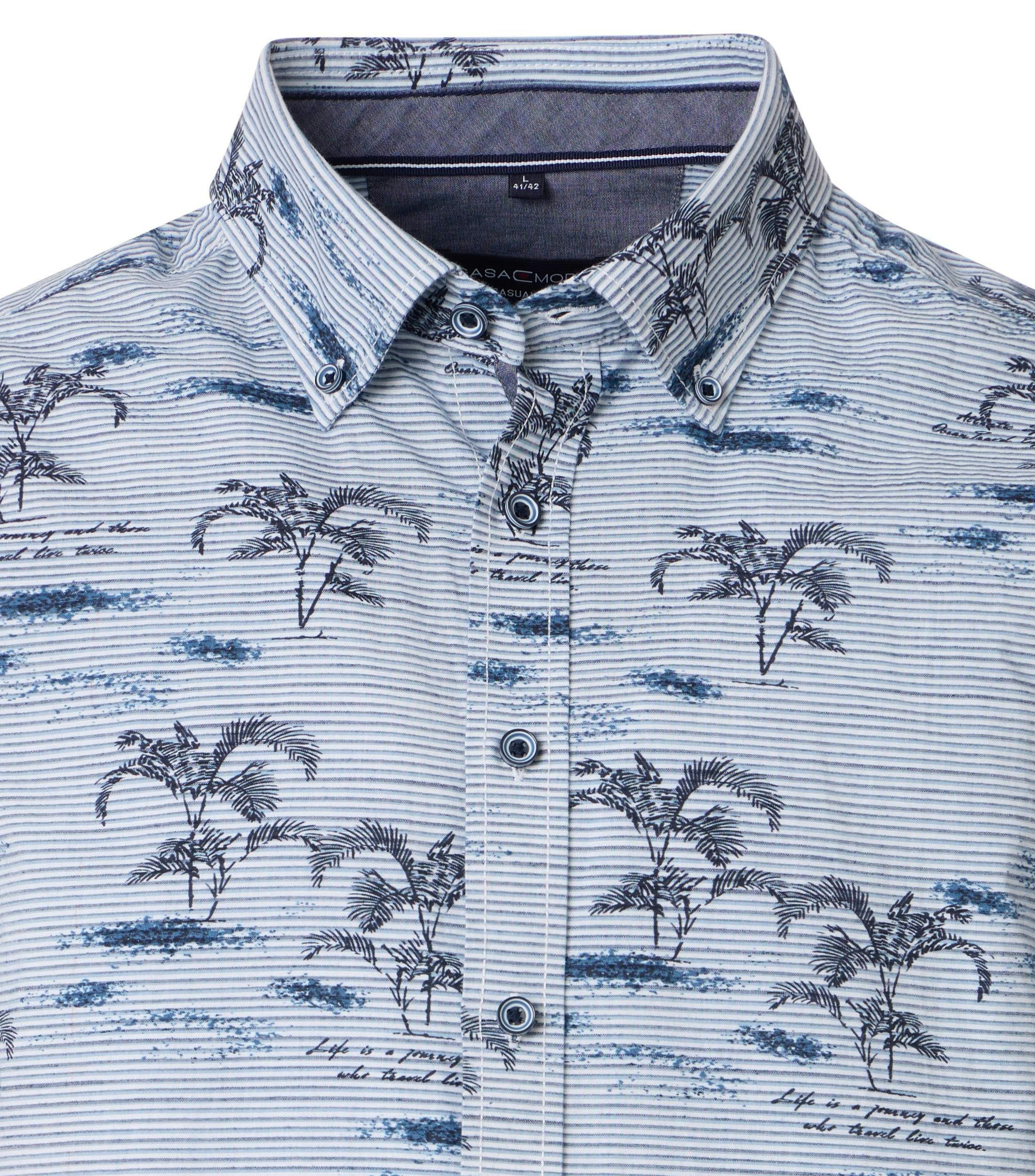 Ein Freizeithemd im gestreift Muster in der Farbe Blau