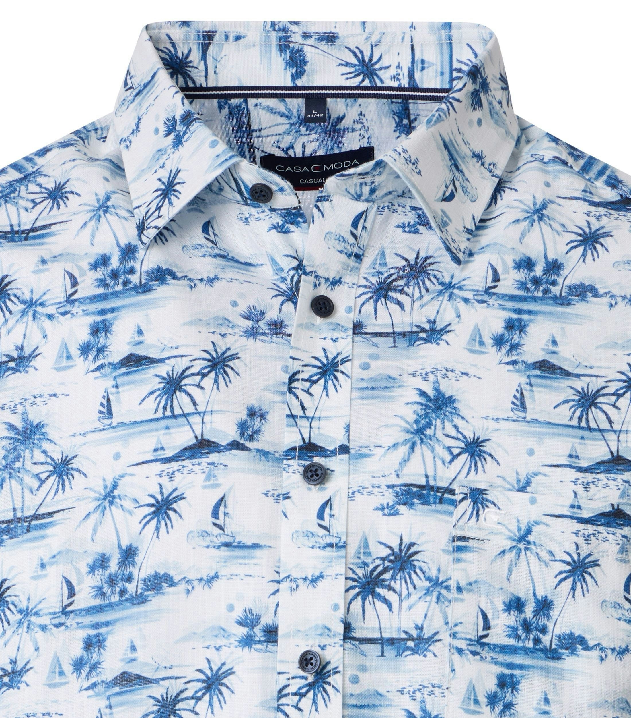 Ein Freizeithemd im Print Muster in der Farbe Blau