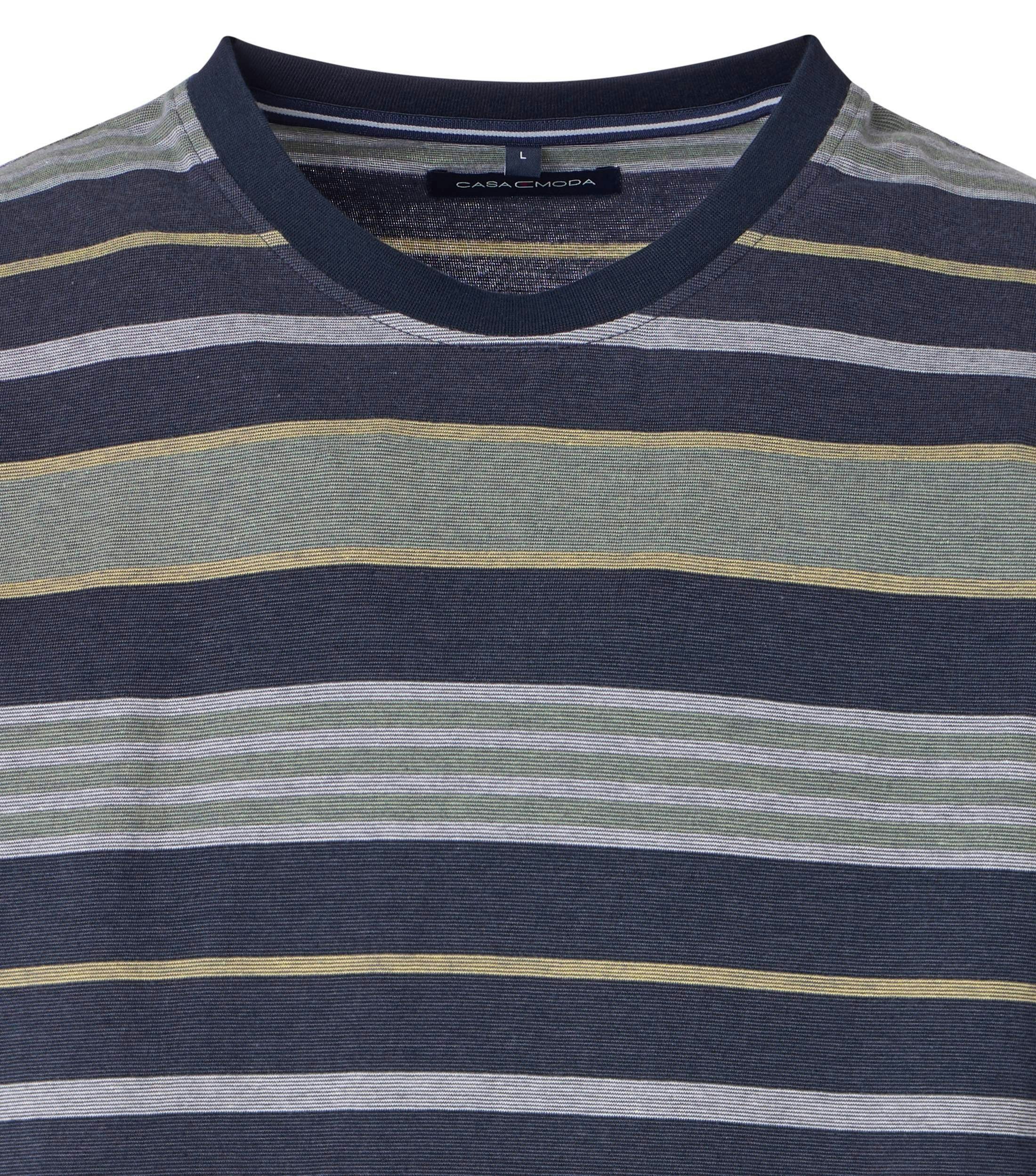 Ein T-Shirt im gestreift Muster in der Farbe Grün