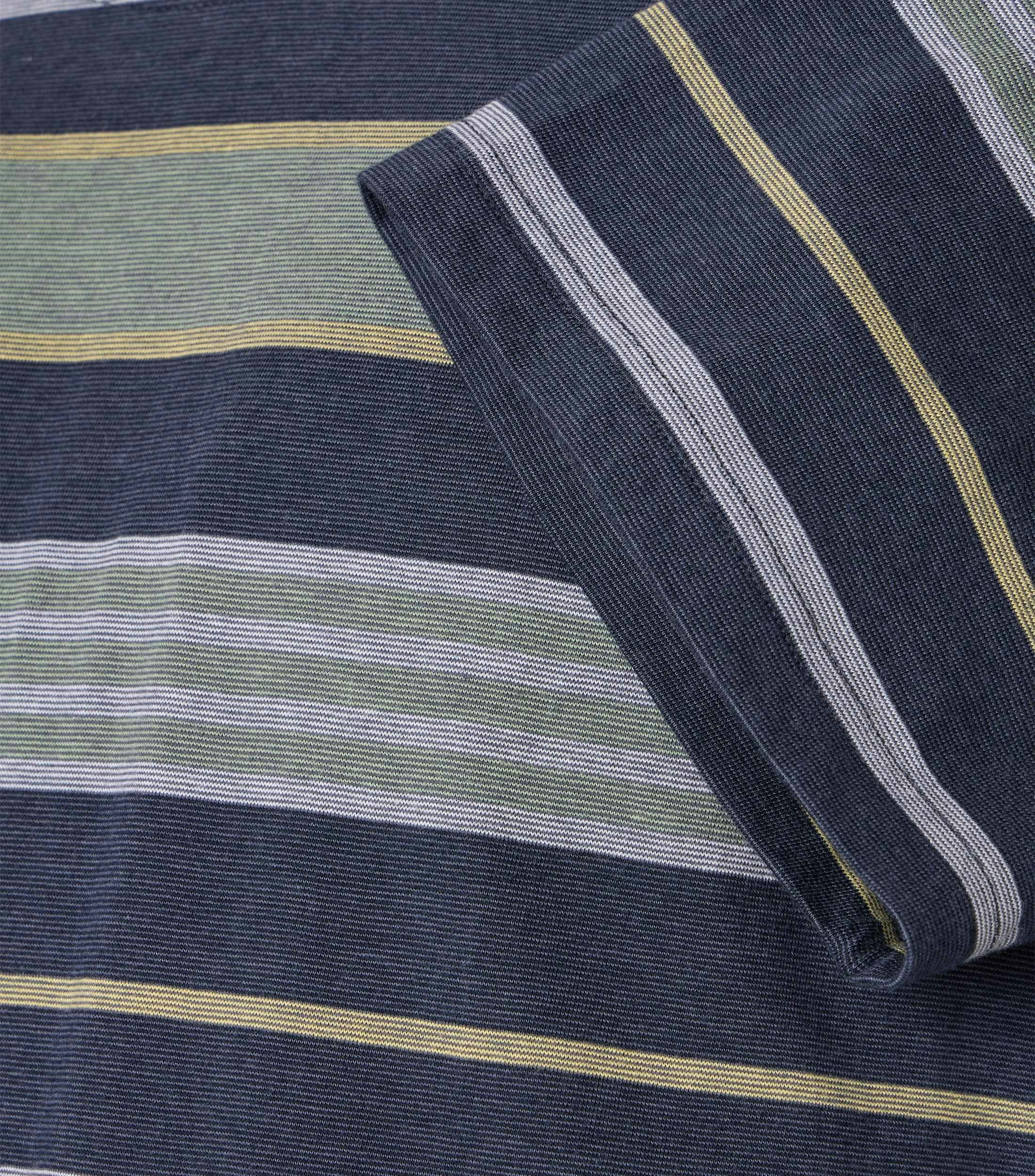 Ein T-Shirt im gestreift Muster in der Farbe Grün