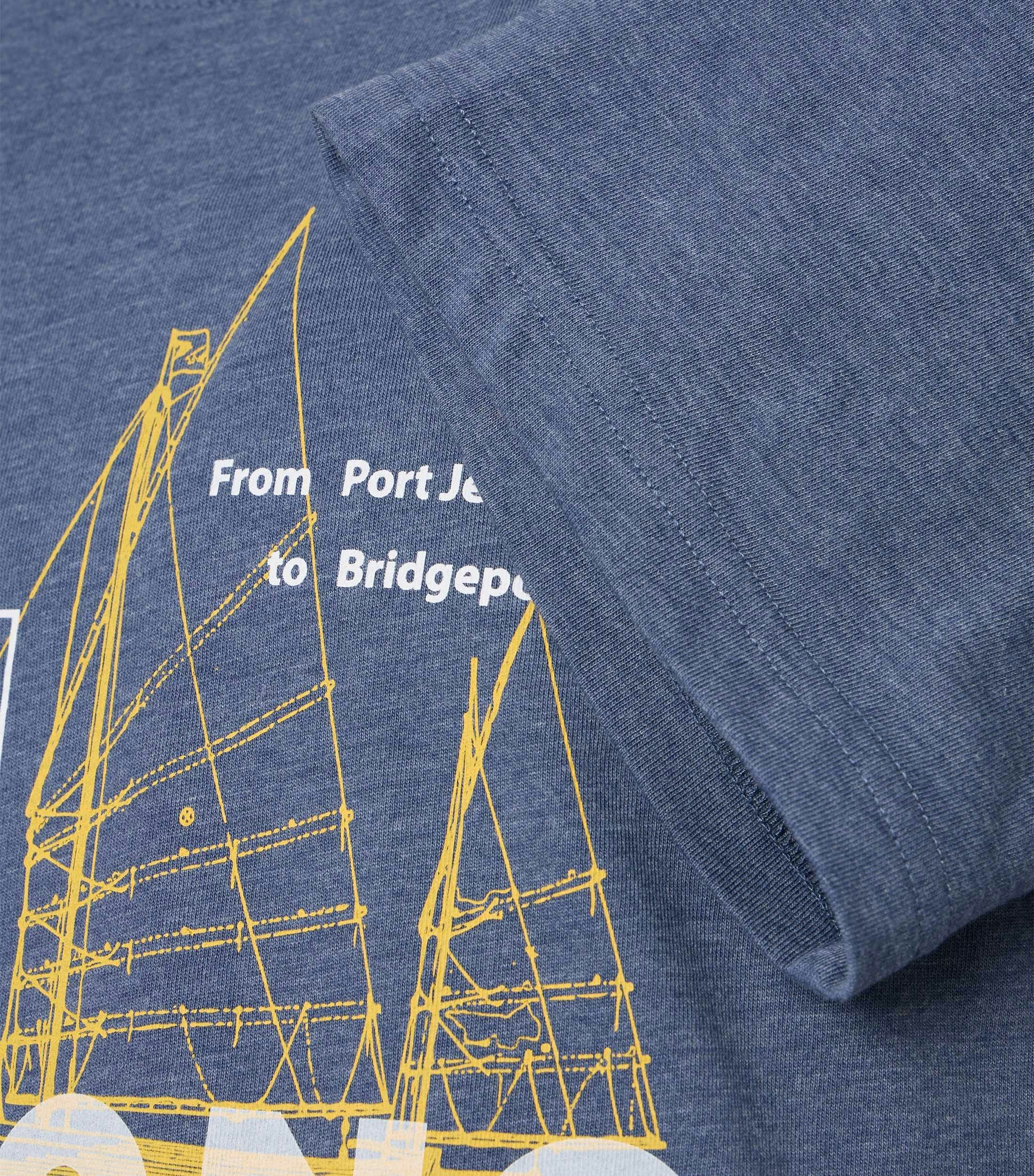 Ein T-Shirt im uni Muster in der Farbe Blau