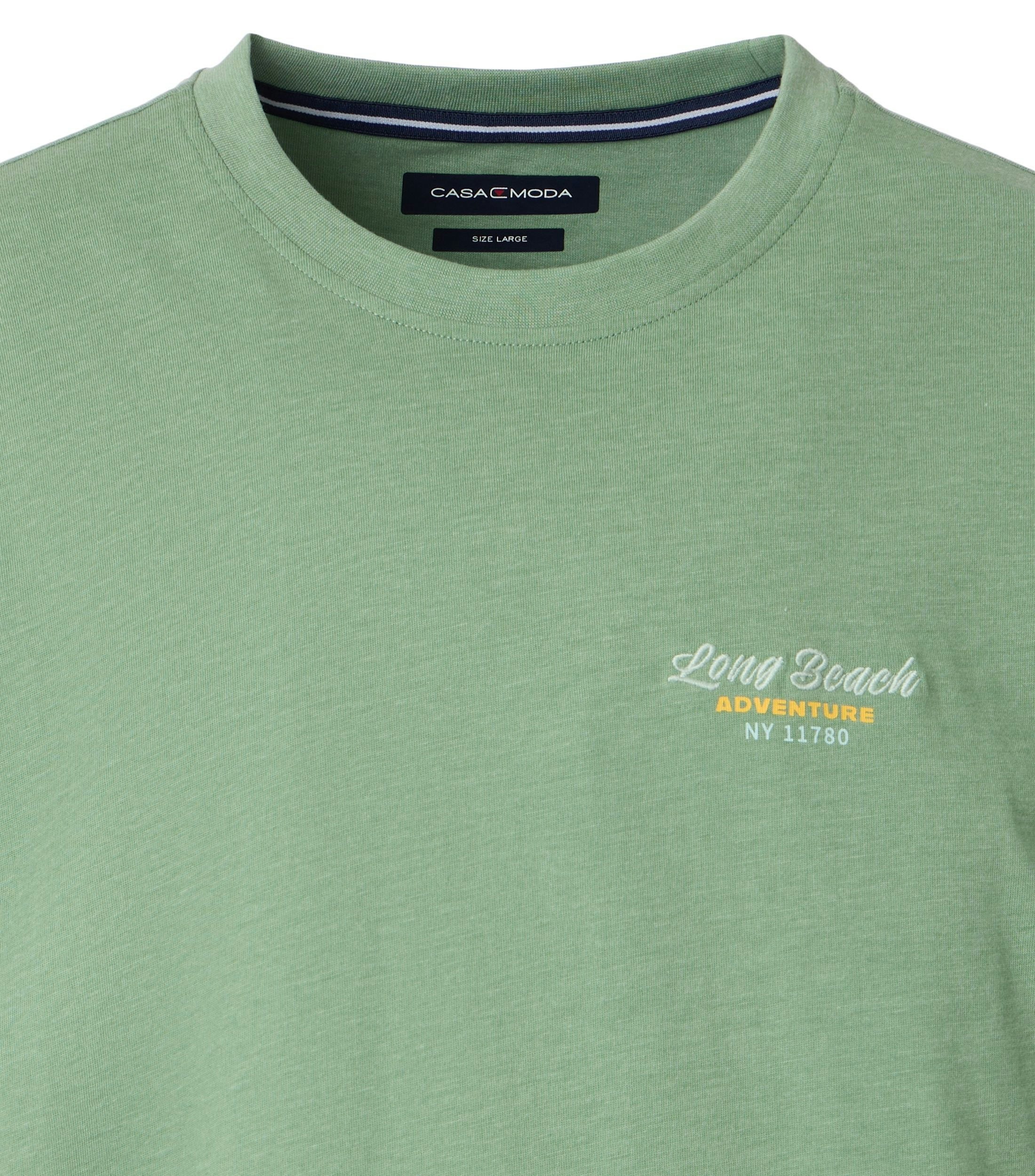 Ein T-Shirt im uni Muster in der Farbe Grün