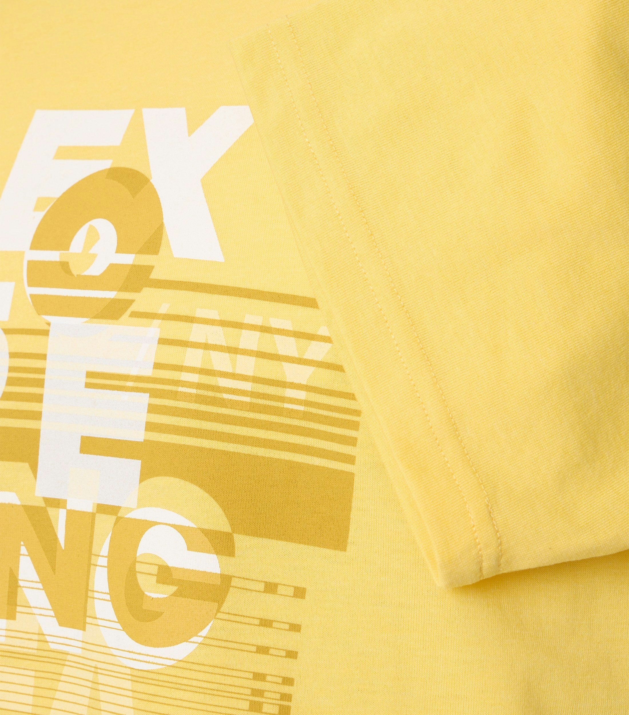 Ein T-Shirt im uni Muster in der Farbe Gelb