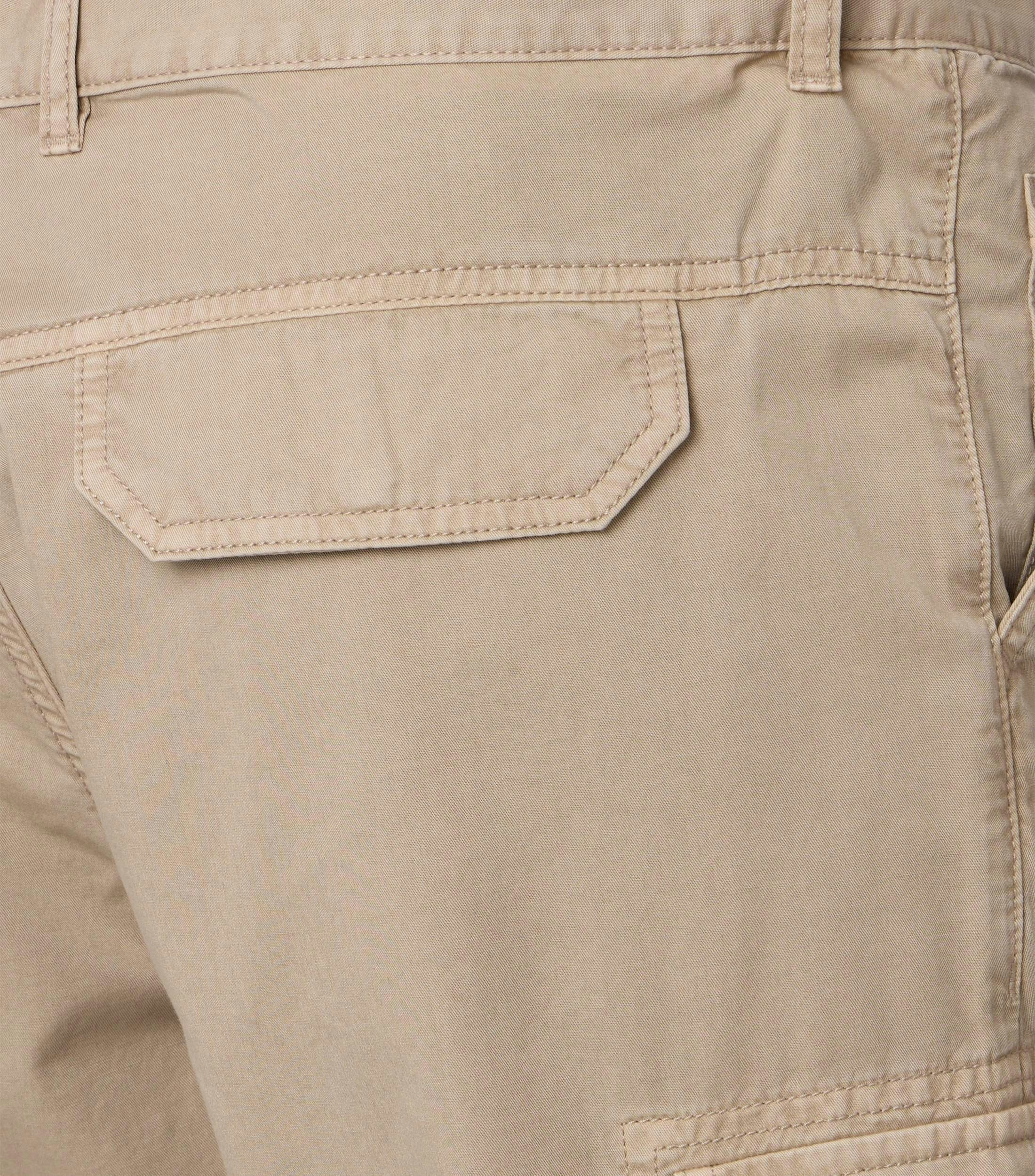 Eine Shorts im uni Muster in der Farbe Beige