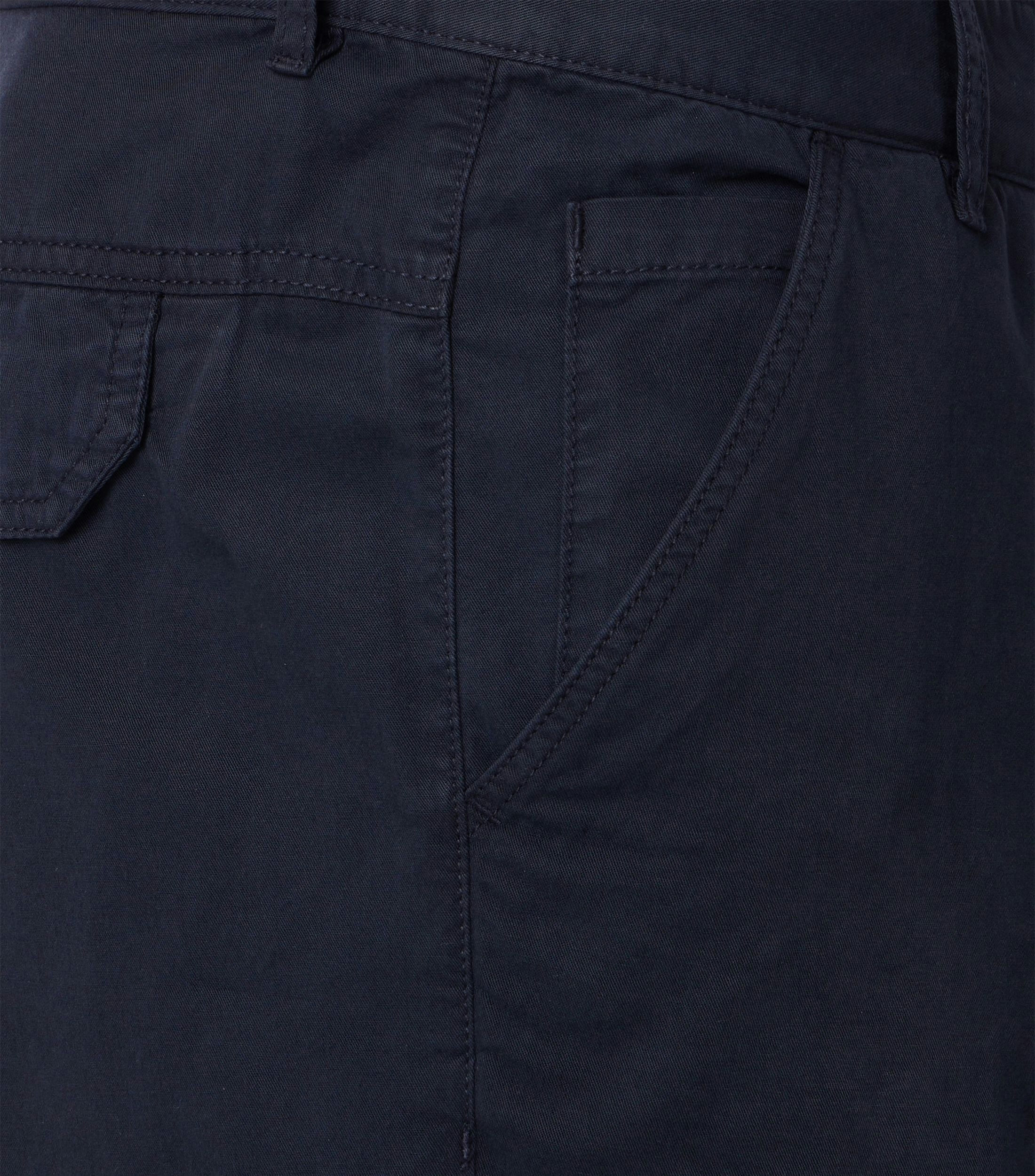 Eine Shorts im uni Muster in der Farbe Dunkelblau