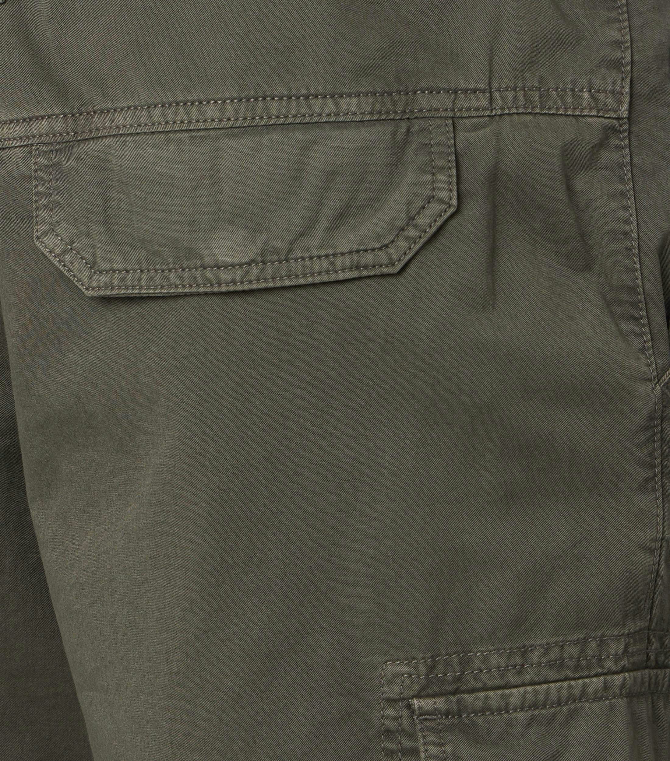 Ein Shorts im uni Muster in der Farbe Dunkelgrün