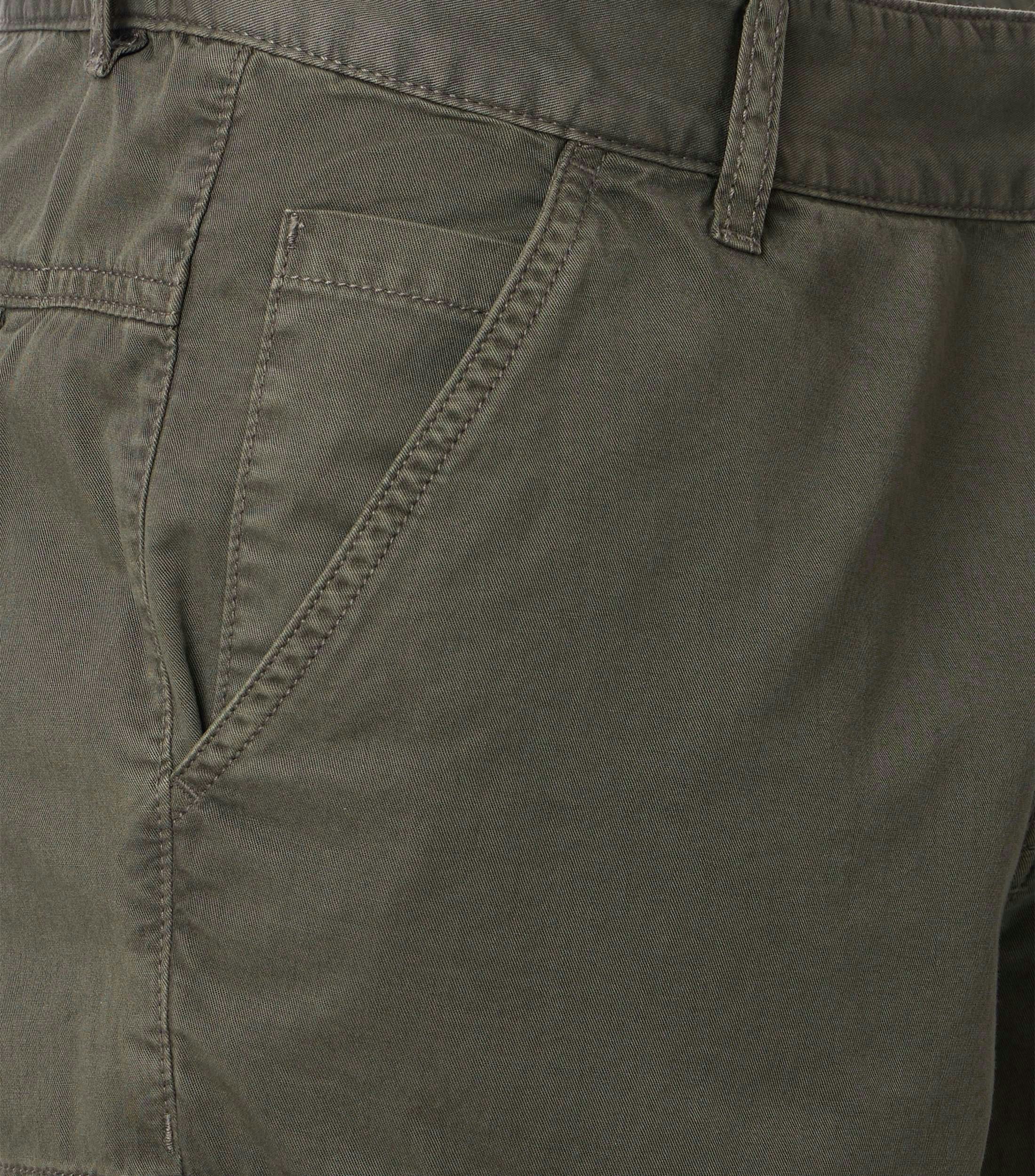 Ein Shorts im uni Muster in der Farbe Dunkelgrün