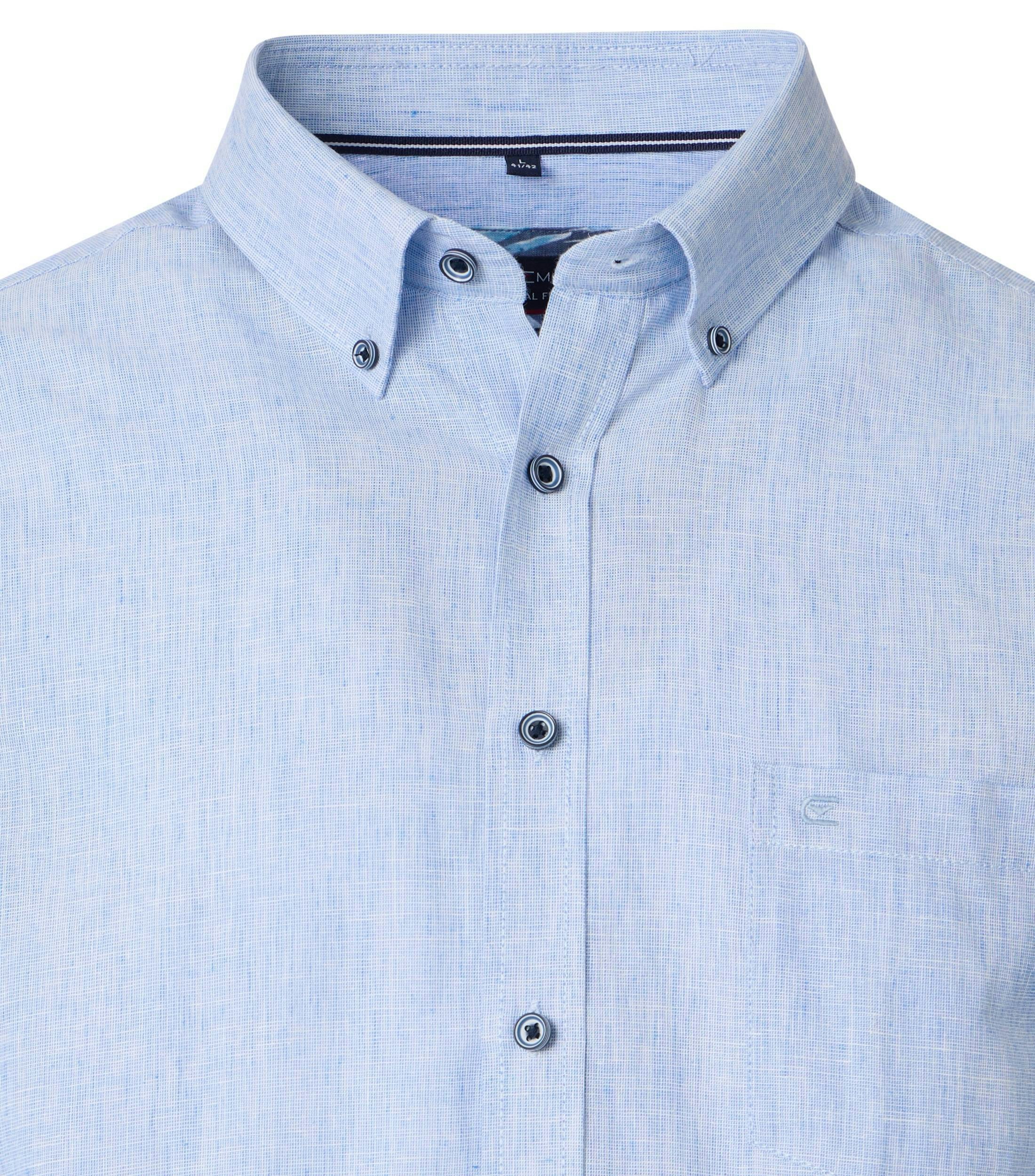 Ein Freizeithemd im uni Muster in der Farbe Hellblau