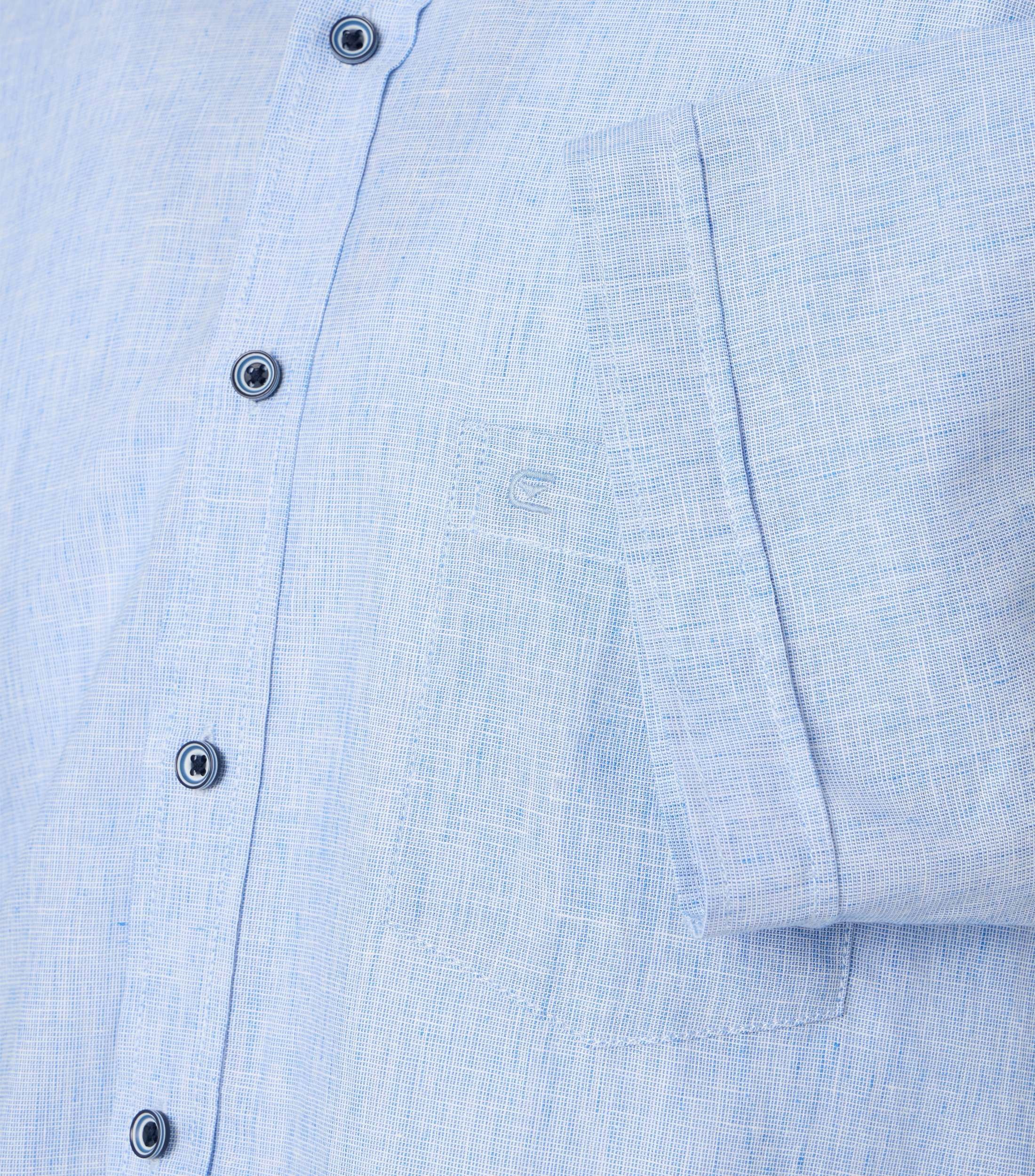 Ein Freizeithemd im uni Muster in der Farbe Hellblau