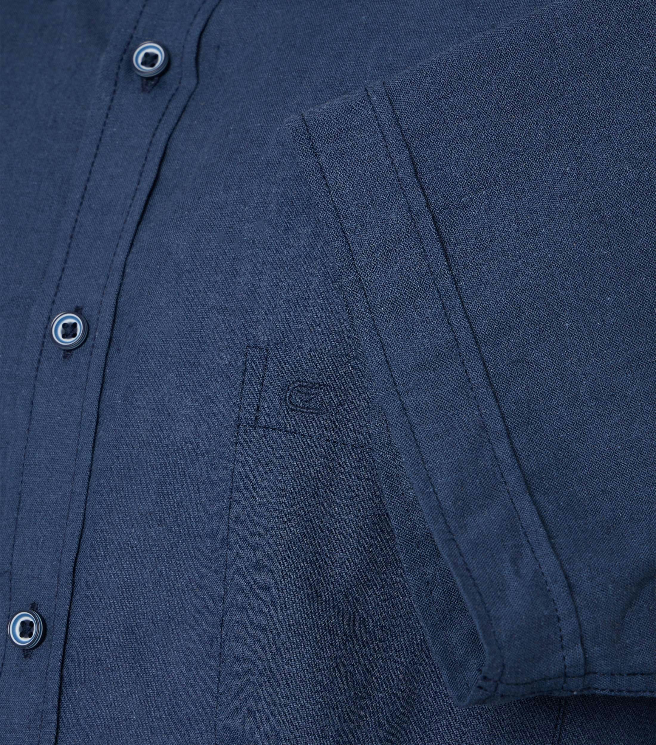 Ein Freizeithemd im uni Muster in der Farbe Dunkelblau