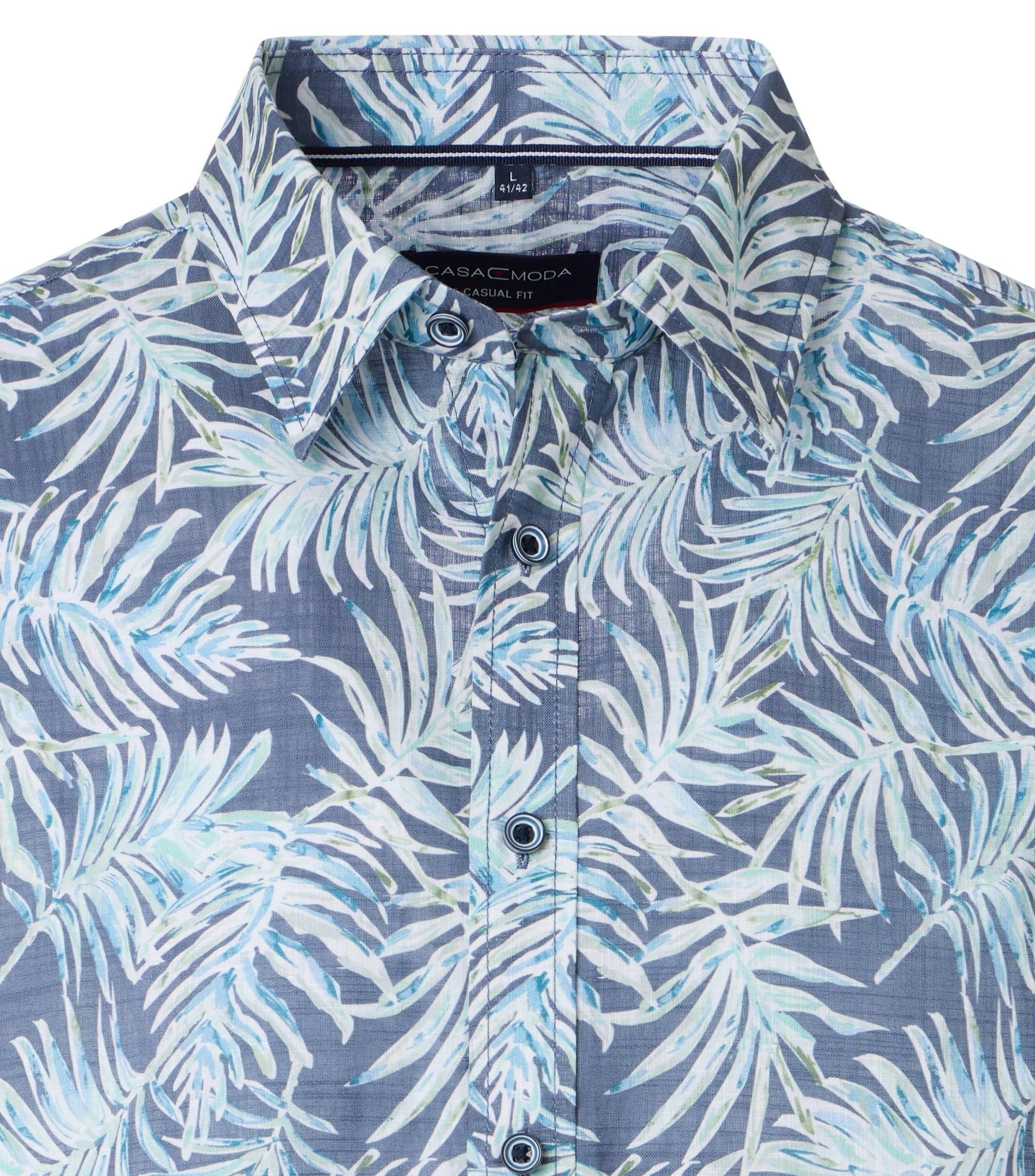 Ein Freizeithemd im Print Muster in der Farbe Blau