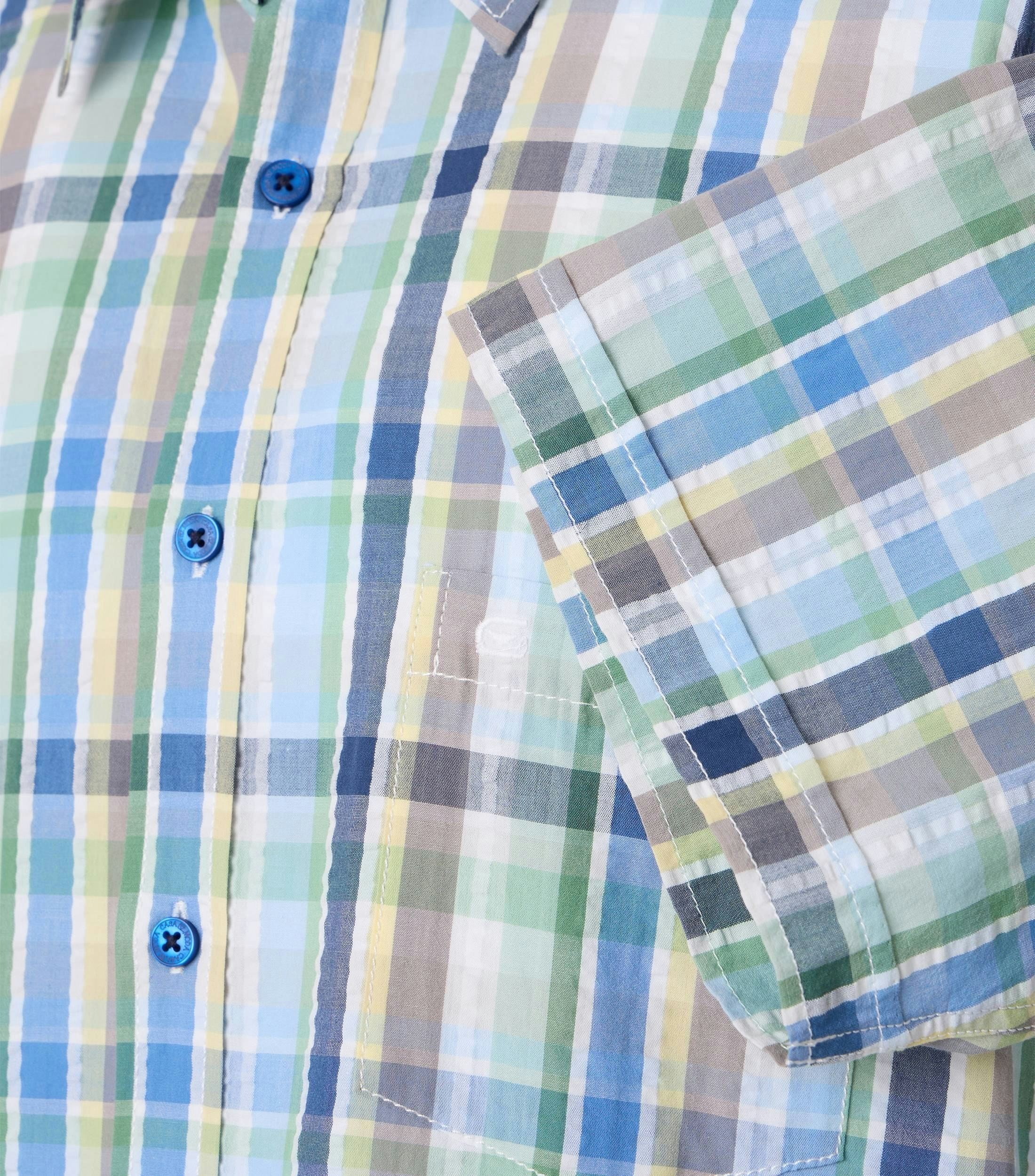 Ein Freizeithemd im kariert Muster in der Farbe Blau