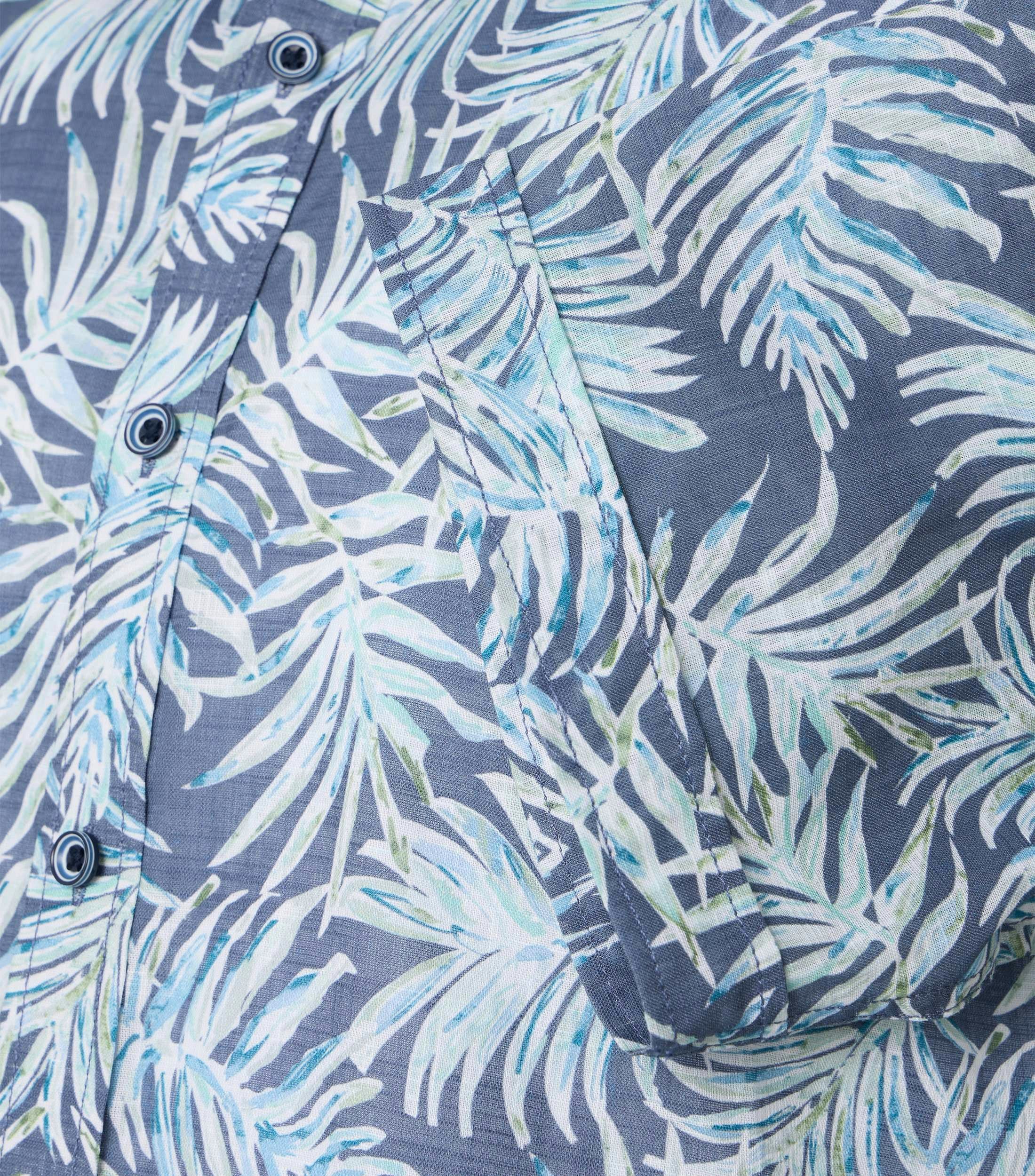 Ein Freizeithemd im Print Muster in der Farbe Blau