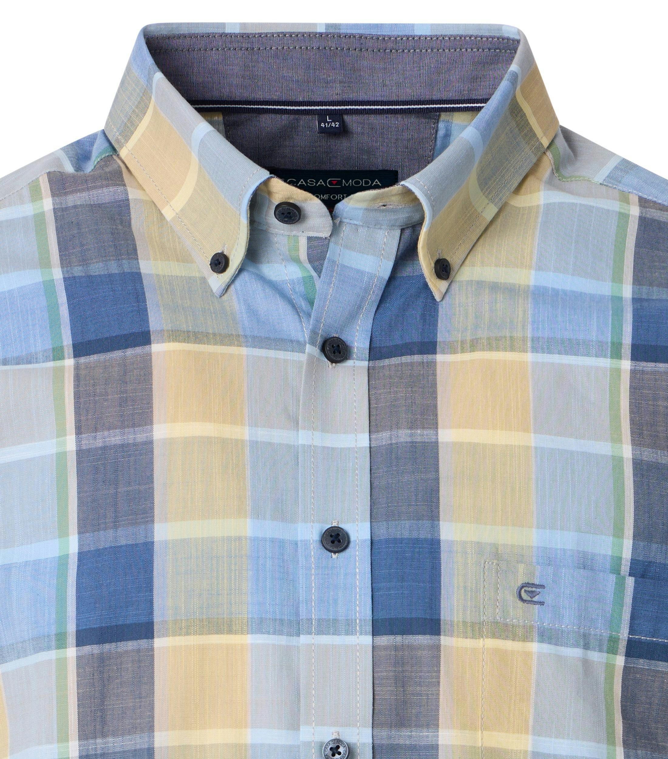 Ein Freizeithemd im kariert Muster in der Farbe Blau