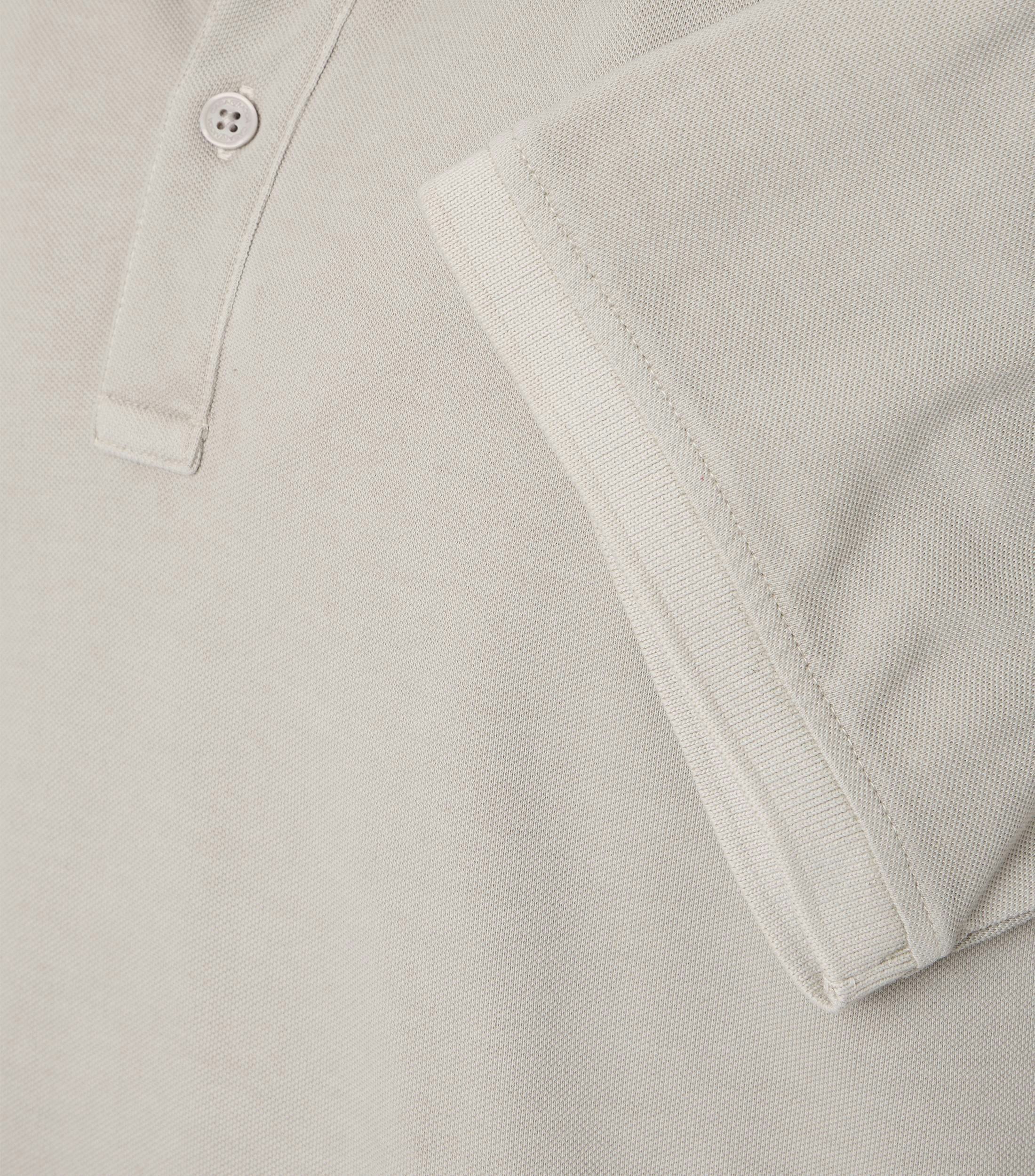 Ein Polo-Shirt im uni Muster in der Farbe Grau