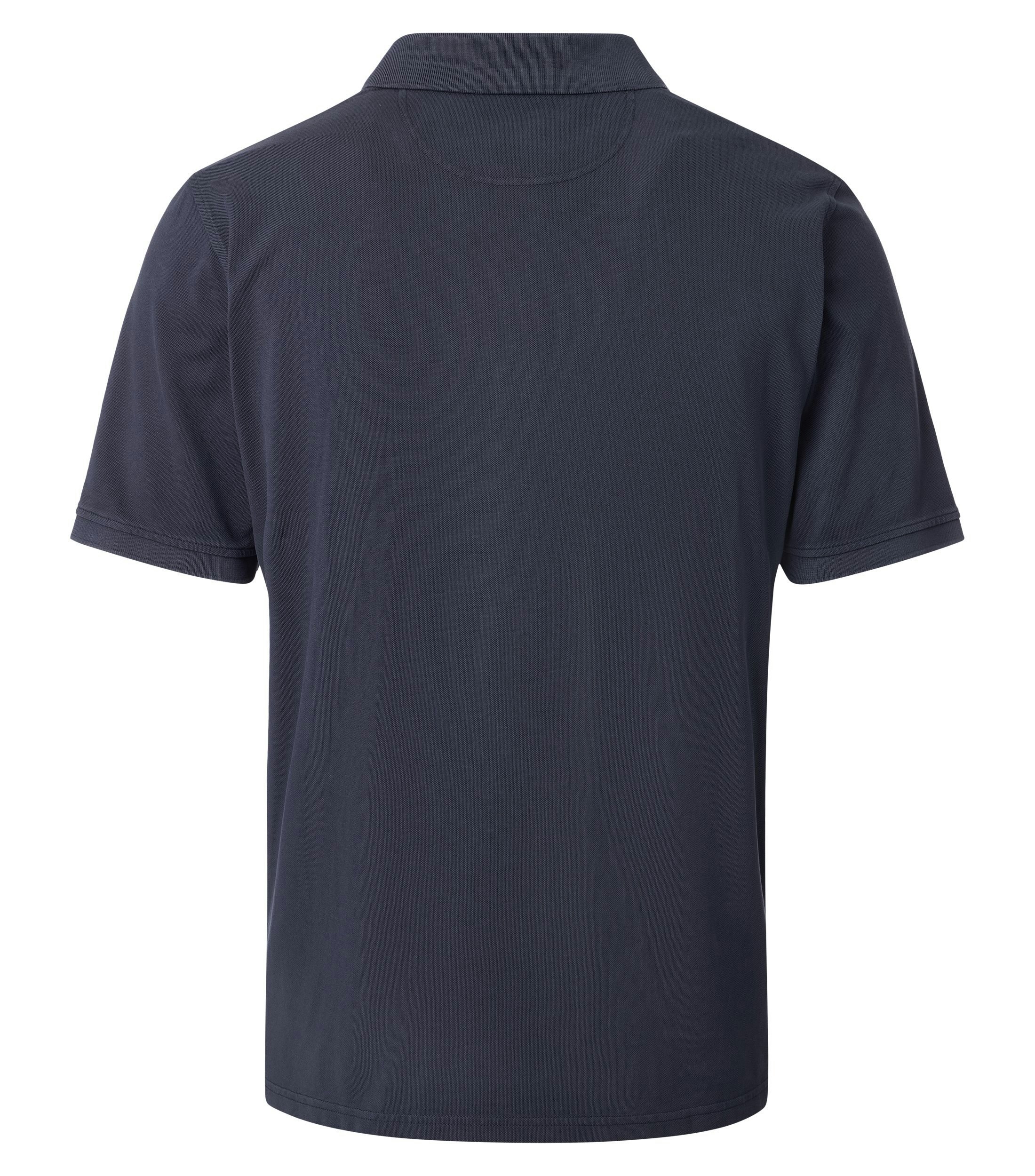 Ein Polo-Shirt im uni Muster in der Farbe Blau